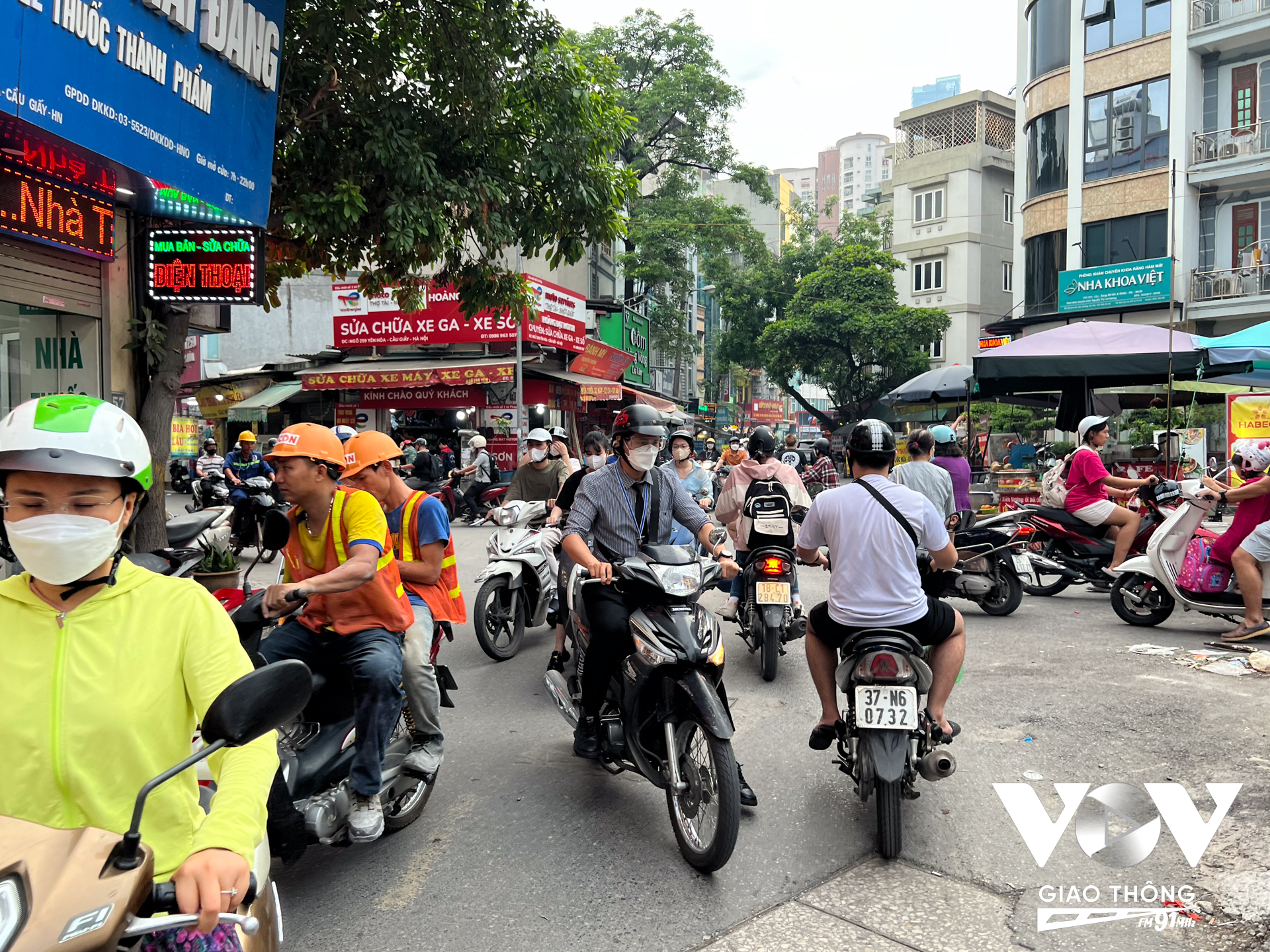 Các phương tiện chen chúc trên phố Yên Hoà trong khung giờ cao điểm