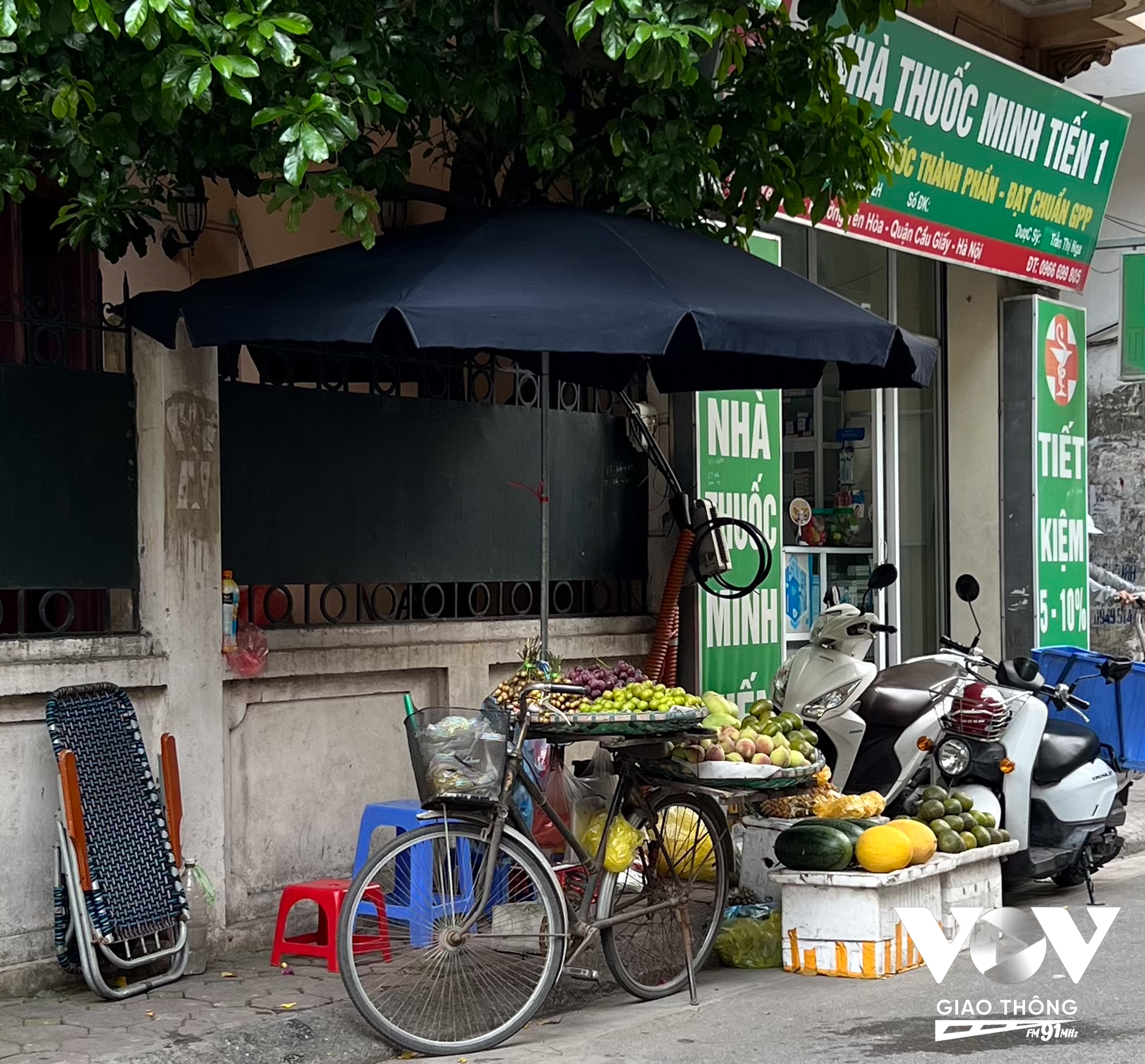 Các tiểu thương vô tư bày bán, lấn chiếm lòng đường