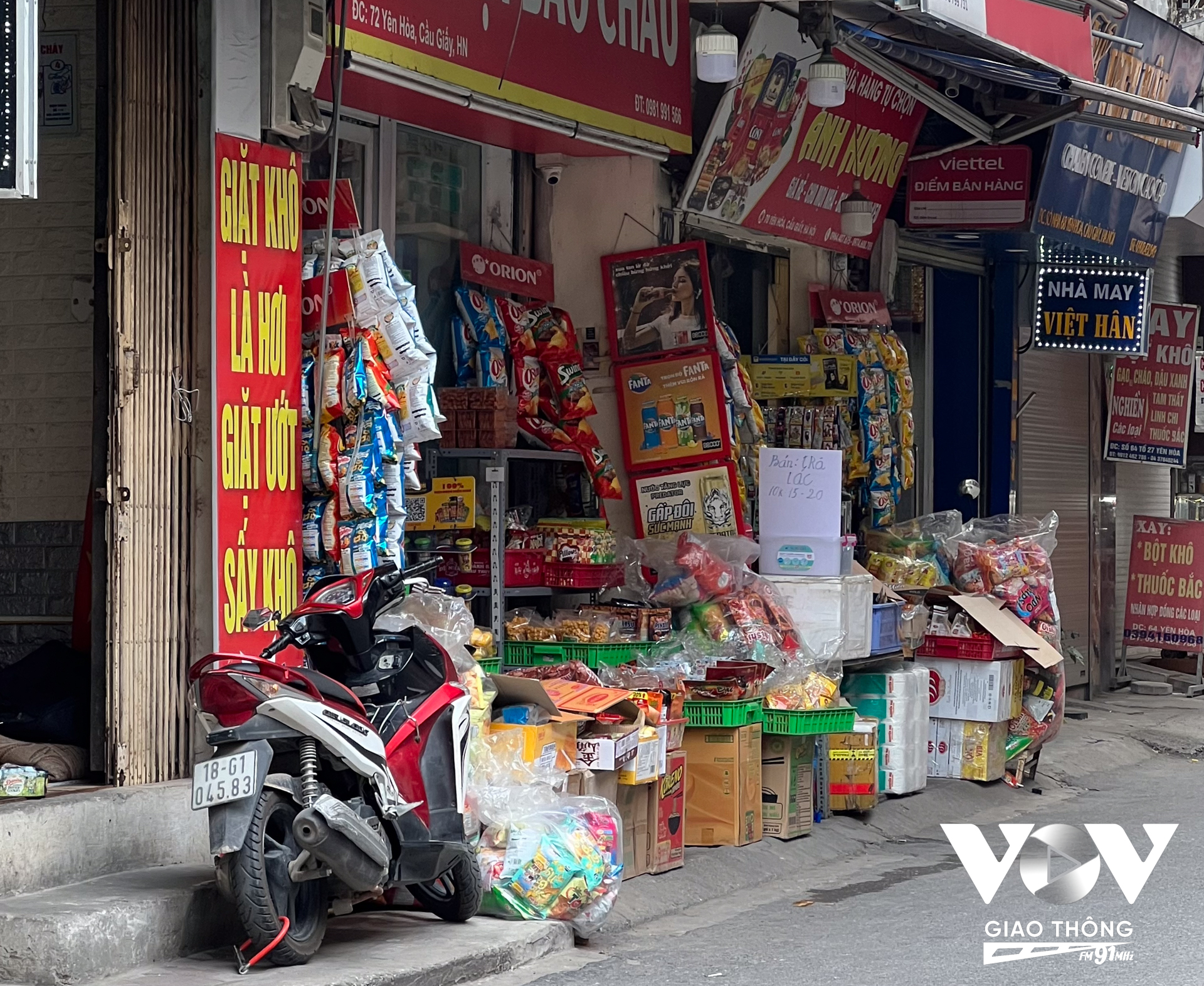 Các sạp hàng đua nhau lấn chiếm vỉa hè