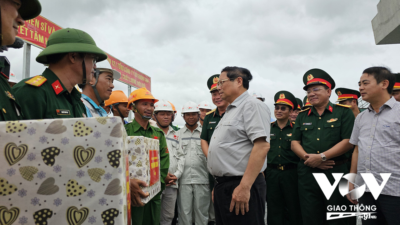 Thủ tướng Phạm Minh Chính tặng quà, động viên các công nhân đang thi công tại công trường