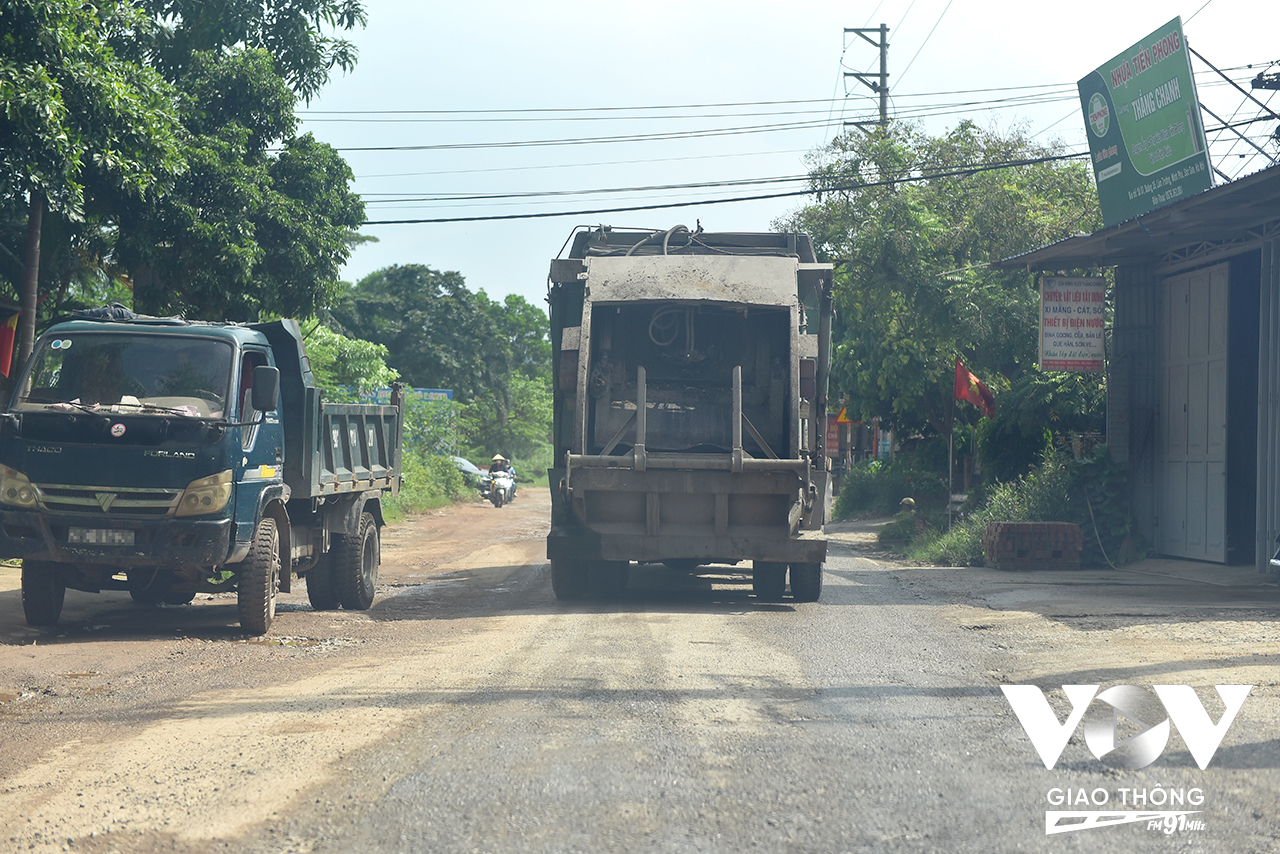 Một xe chở rác di chuyển với tốc độ cao cuốn theo khói bụi mù mịt và nồng nặc mùi rác thải.