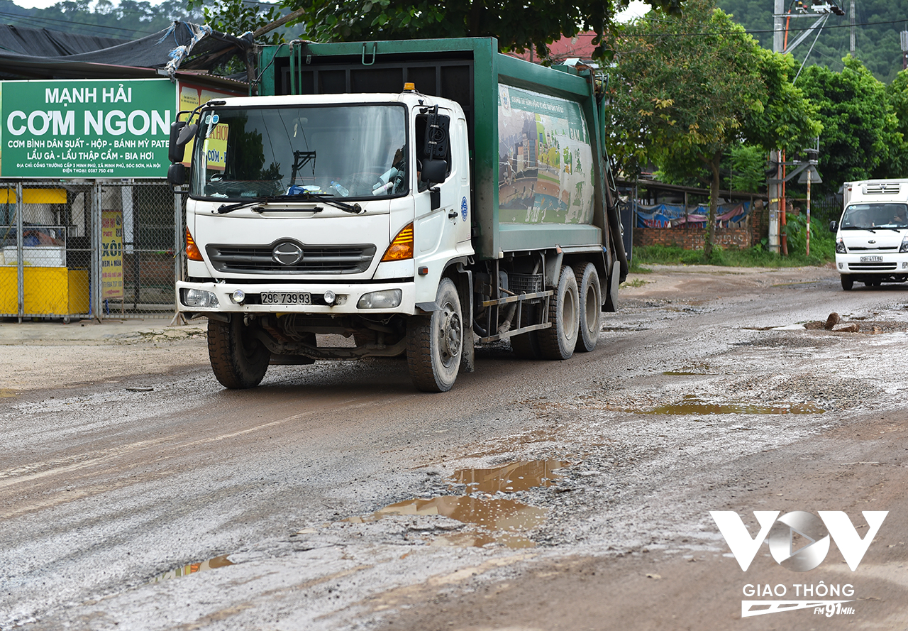 Hàng loạt xe chở rác ầm ầm di chuyển trên đường tỉnh lộ 35 bất kể ngày đêm.