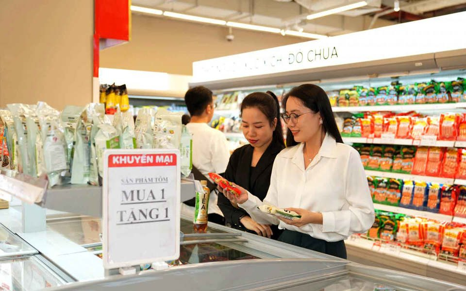 Sản phẩm giảm giá tại siêu thị Winmart hút khách mua sắm. Ảnh: Kinh tế đô thị