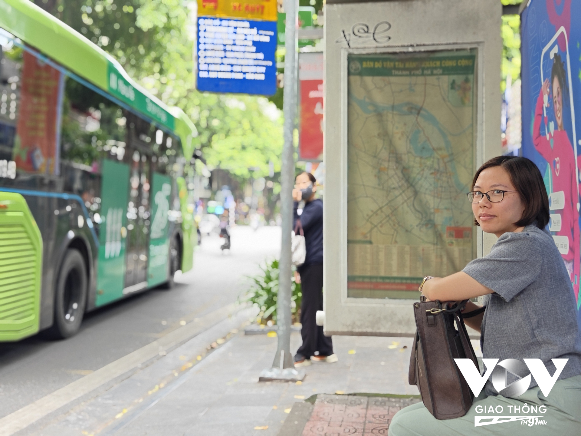 Chị Nguyễn Thu Thúy cho rằng, nên để các xe diezel, nhiên liệu khí thiên nhiên chạy hết vòng đời, chuyển ra chạy ở xa trung tâm, nhường chỗ cho buýt điện ở nội đô.