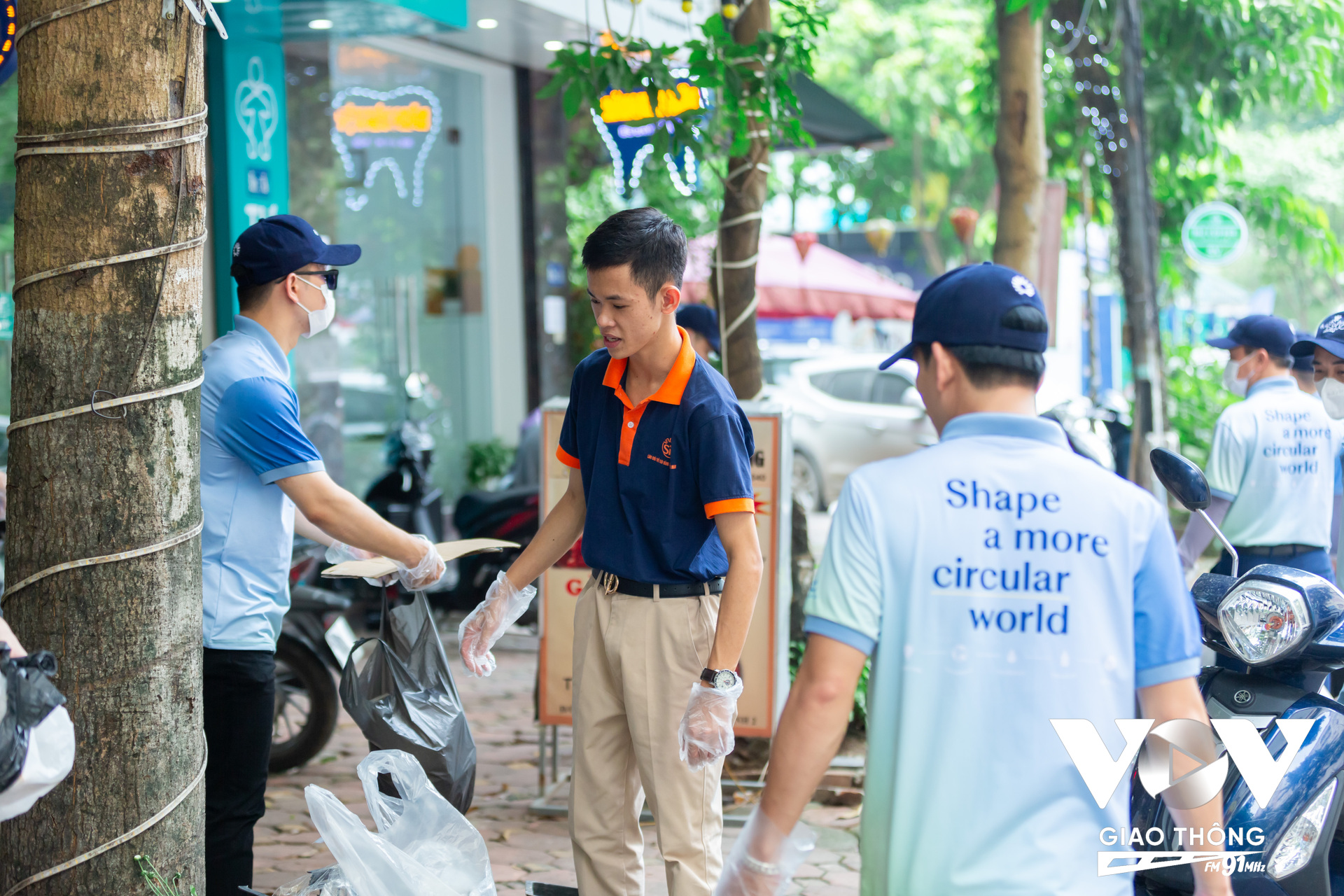 Các sinh viên được tham gia trải nghiệm hoạt động môi trường trong Ngày hội trách nhiệm xã hội