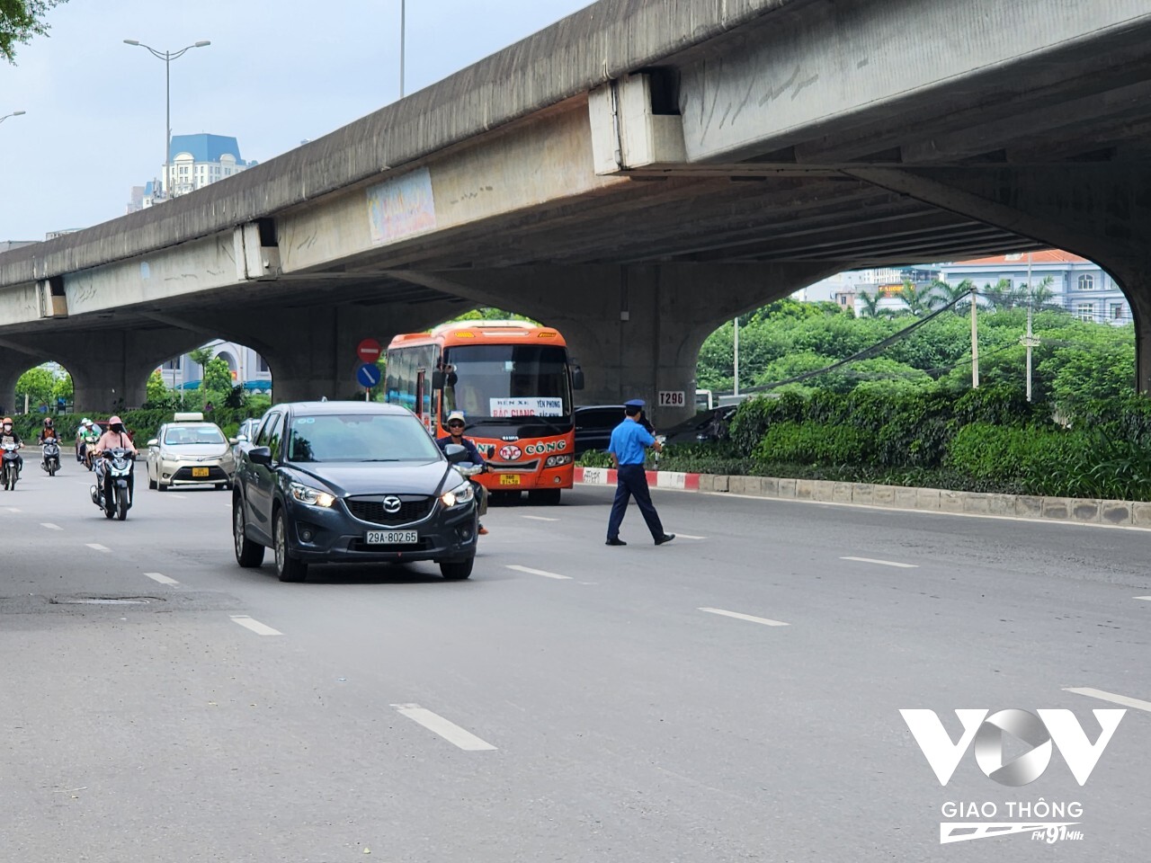 4 cán bộ cắm chốt tại khu vực gần bến xe Mỹ Đình và một số vị trí dọc đường Phạm Hùng để hướng dẫn, phân luồng cho xe khách sau khi xuất bến đi vào làn giữa và làn trong cùng.