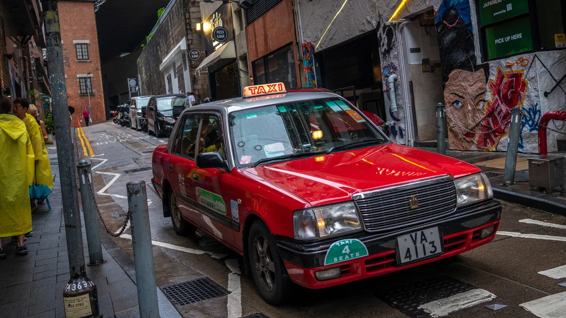 Cánh tài xế truyền thống liên tục phàn nàn về việc các tài xế Uber vi phạm luật pháp địa phương, làm đảo lộn thị trường và làm giảm thu nhập vốn đã khiêm tốn của họ. Ảnh: CNN