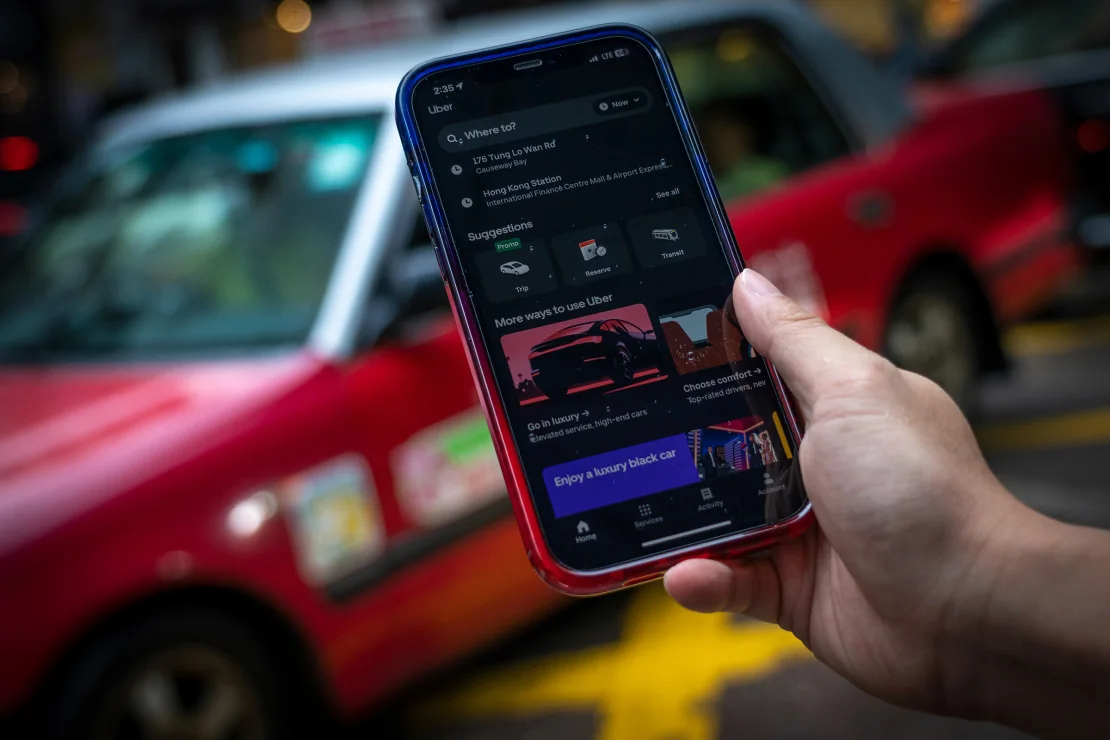 Ứng dụng Uber trên điện thoại của một người dân Hong Kong. Ảnh: CNN