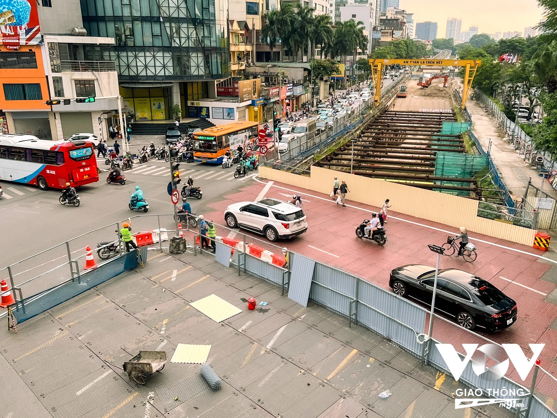 Đến thời điểm hiện tại, tiến độ thi công đoạn trên cao thuộc tuyến metro Nhổn - ga Hà Nội đã đạt 100% khối lượng. Nhà thầu bắt đầu rào chắn đoạn dưới gầm cầu vượt nút giao Nguyễn Chí Thanh - Kim Mã phục vụ thi công dốc hạ ngầm. Máy đào hầm TBM dự kiến vận hành trong vài ngày tới. Hiện 10 đoàn tàu của dự án đã hoàn thành chạy thử nghiệm, được Cục Đăng kiểm Việt Nam cấp biển số để hoạt động. Tuy nhiên, hiện dự án được các cơ quan có chuyên môn vào đánh giá, thẩm định, nghiệm thu nên xong công việc này tàu mới hoạt động được.