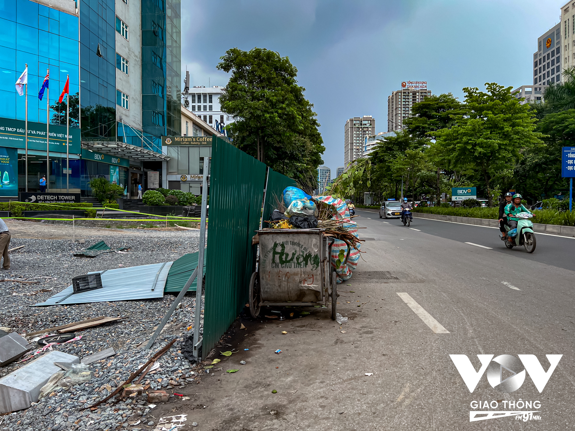 Đoạn đầu ngõ 8 Tôn Thất Thuyết còn là nơi tập kết rác, gây mất mỹ quan đô thị