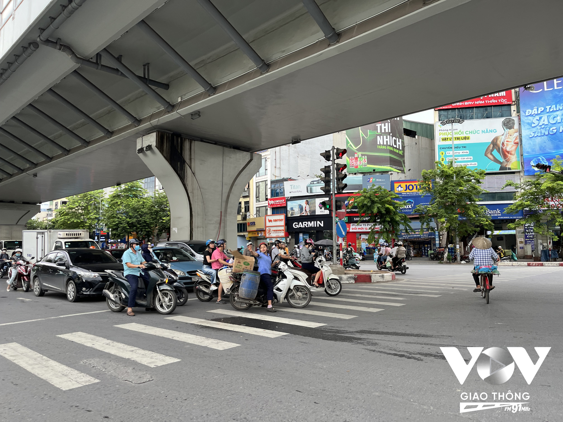 Cảnh chờ tín hiệu đèn giao thông thường thấy ở các ngã tư, ai cũng cố chen lên đứng trước người khác