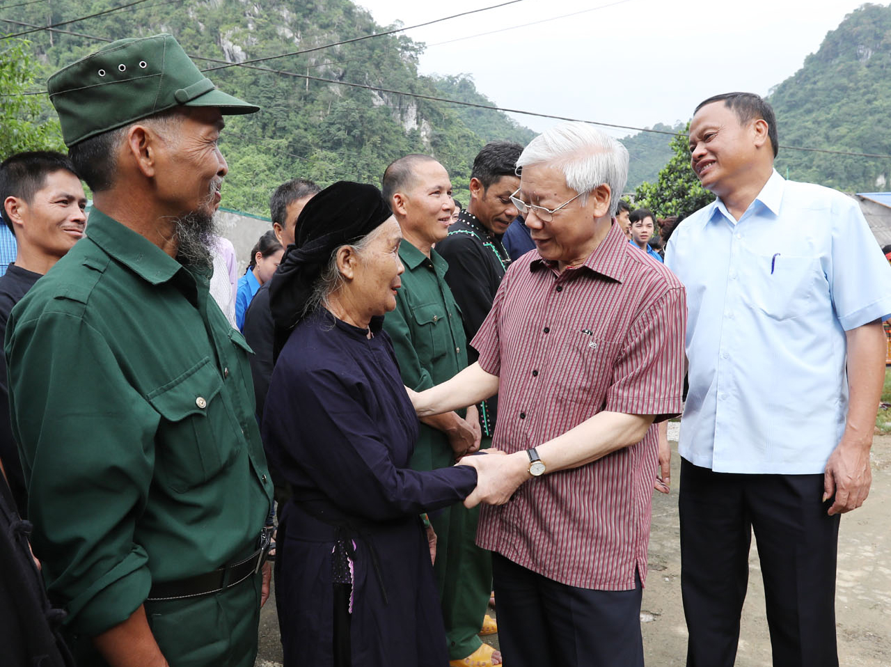 Tổng Bí thư Nguyễn Phú Trọng ân cần thăm hỏi nhân dân xã Sĩ Bình, huyện Bạch Thông, tỉnh Bắc Kạn. Ảnh: TTXVN