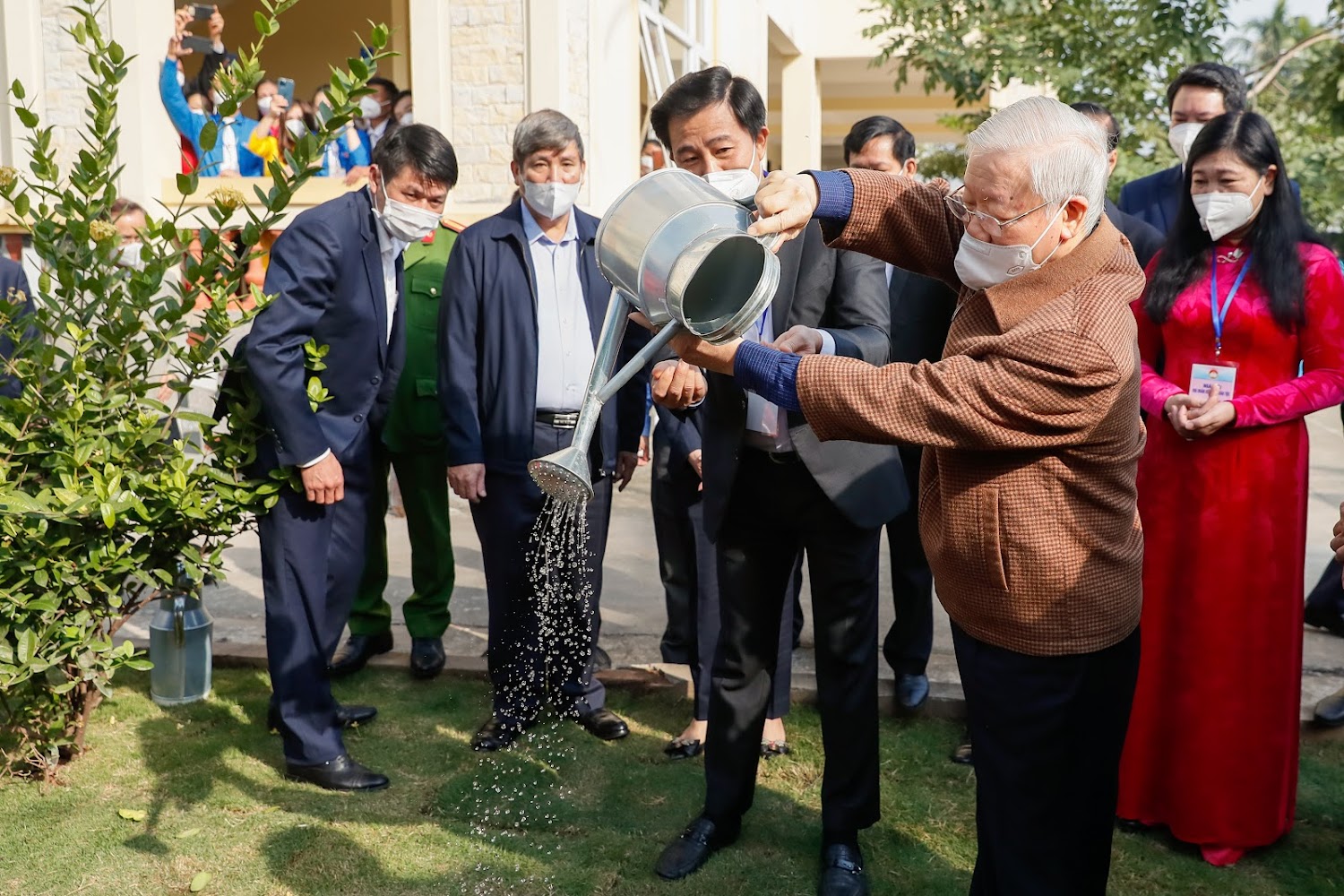 Tổng Bí thư Nguyễn Phú Trọng trồng cây nhân dịp dự Ngày hội đại đoàn kết tại thôn 5, xã Yên Sở, huyện Hoài Đức, Hà Nội ngày 14/11/2021. Ảnh: VGP