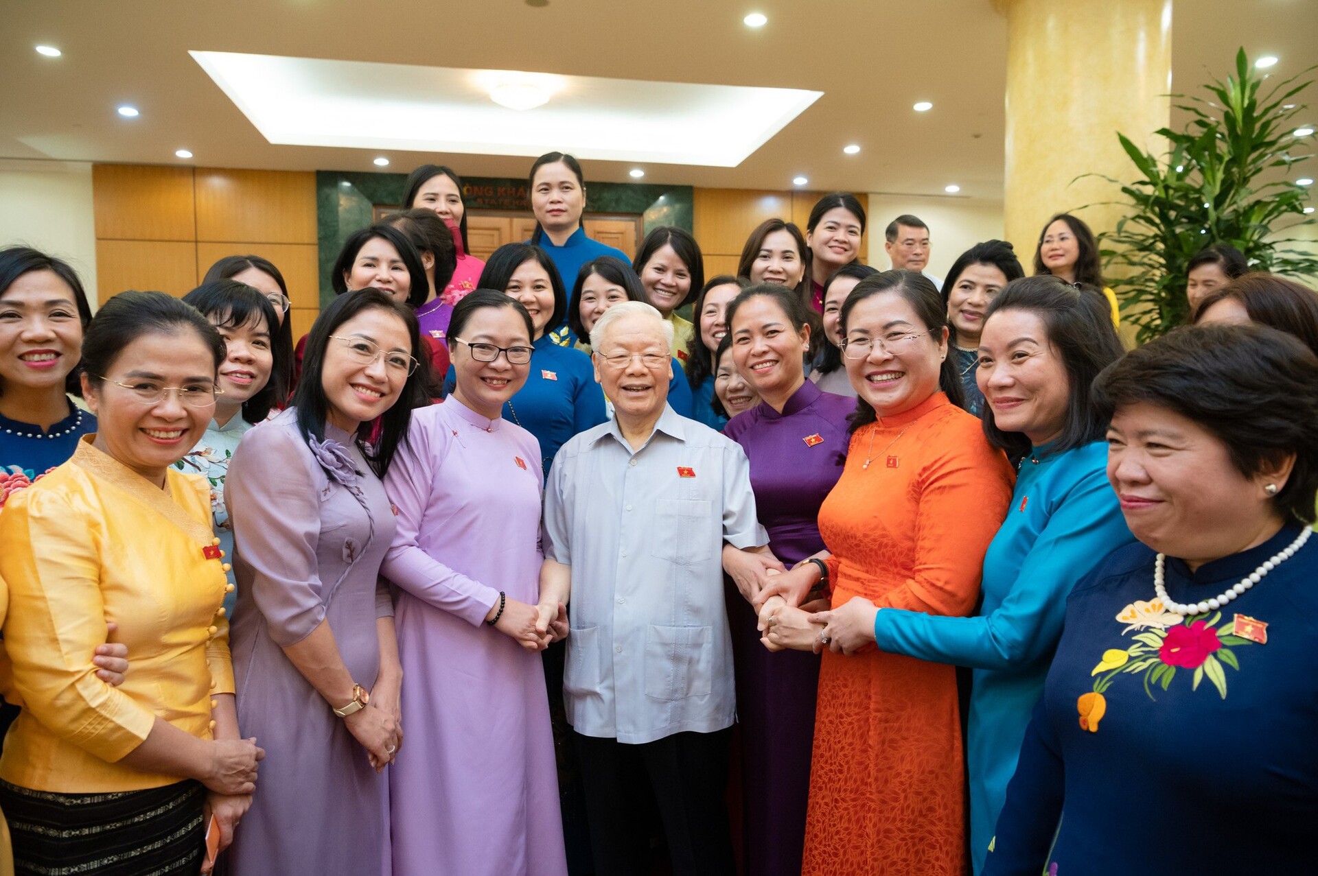 Tổng Bí thư Nguyễn Phú Trọng gặp mặt thân mật các nữ đại biểu Quốc hội khóa XV nhân dịp kỷ niệm 15 năm ngày thành lập Nhóm nữ đại biểu Quốc hội Việt Nam (15/5/2008 - 15/5/2023) vào ngày 5/6/2023 tại trụ sở Trung ương Đảng. Ảnh: VGP