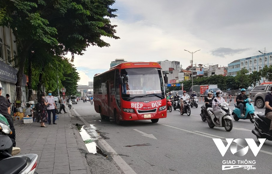 Tình trạng xe khách đón trả khách trái phép thường xuyên xảy ra trên trục đường Phạm Hùng - Phạm Văn Đồng