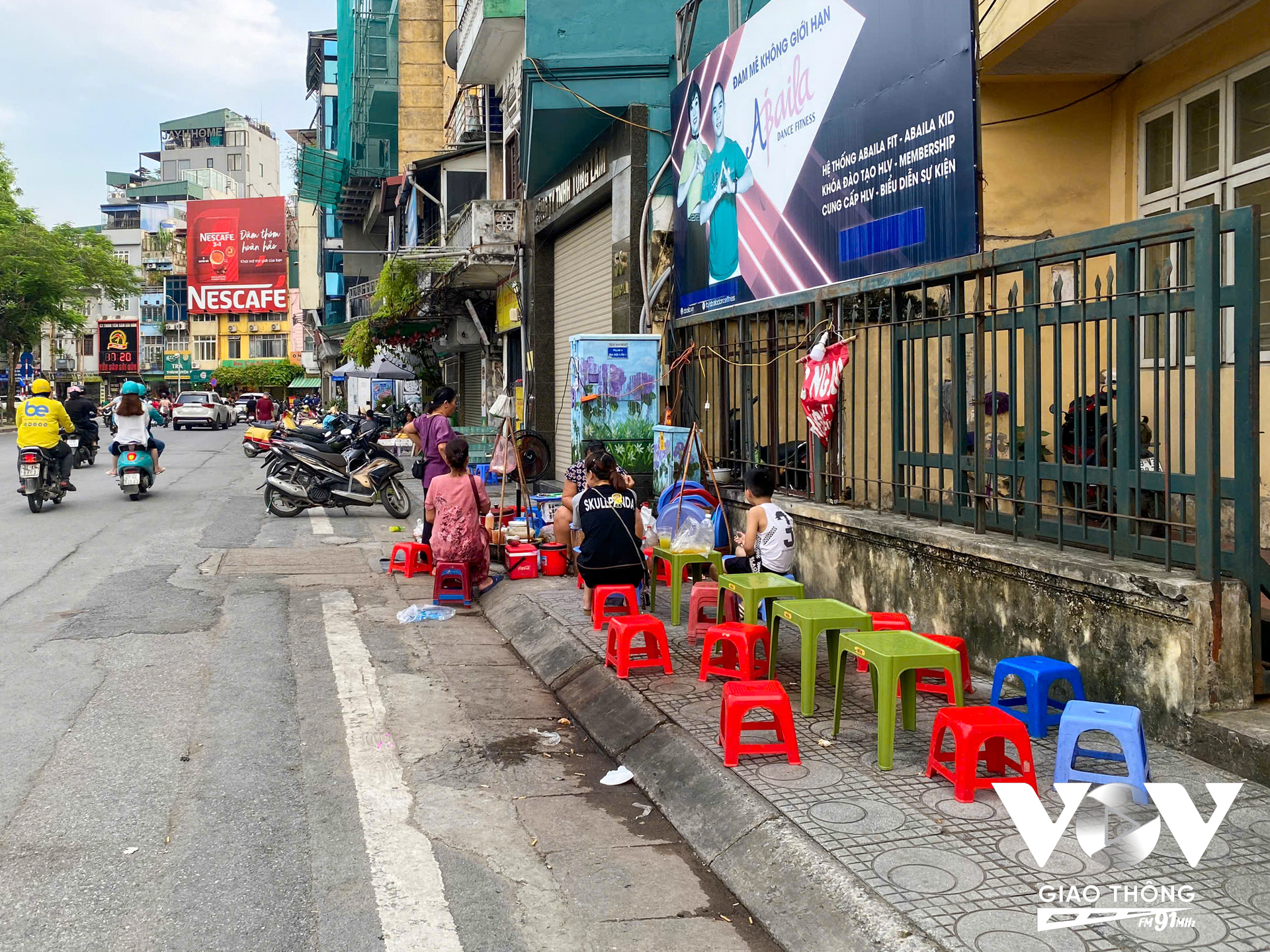 Vỉa hè nhỏ, chỉ cần một hàng rong dừng lại kê bàn ghế là chiếm hết vỉa hè.