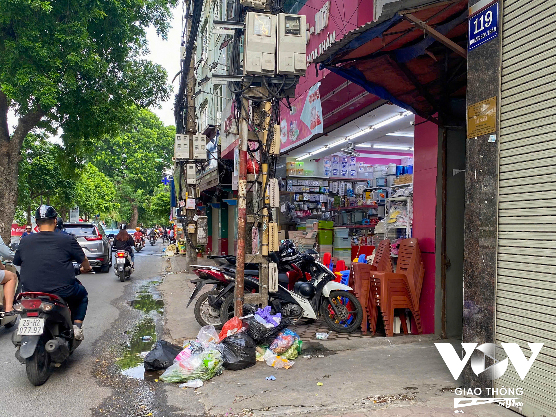 Trên phố Hoàng Hoa Thám đoạn qua phường Ngọc Hà rác thải cũng tập kết nhiều, đặc biệt khu vực chân cột điện hoặc khu vực đầu ngõ.