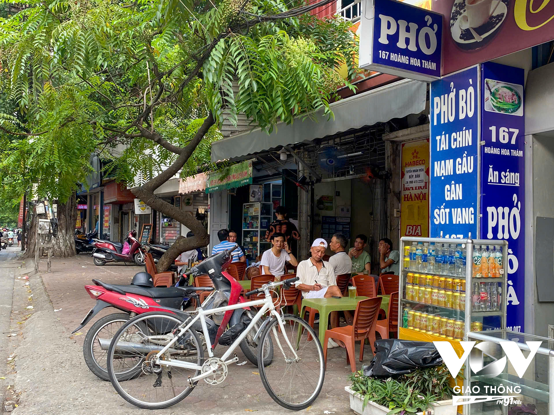 Cũng trên phố Hoàng Hoa Thám, đoạn qua phường Ngọc Hà, vỉa hè bị lấn chiếm để kinh doanh.