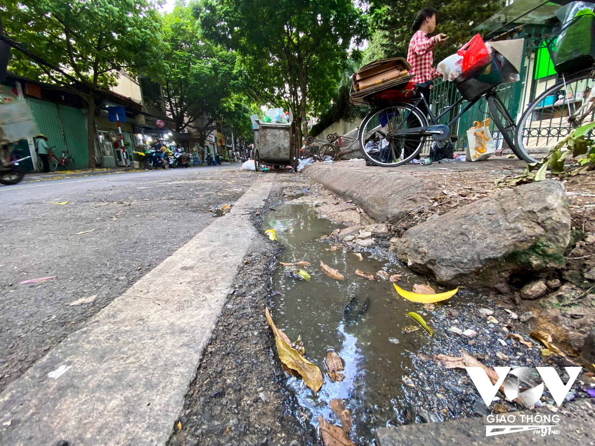 Ngay đầu ngã ba Trần Phú - Tôn Thất Thiệp nước từ xe rác rỉ ra bốc mùi hôi thối.