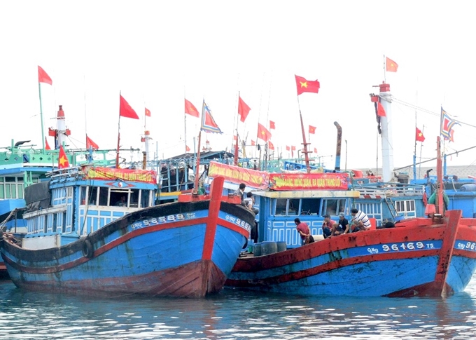 Hướng dẫn các tàu thuyền về nơi tránh trú an toàn. Ảnh: Báo Chính phủ