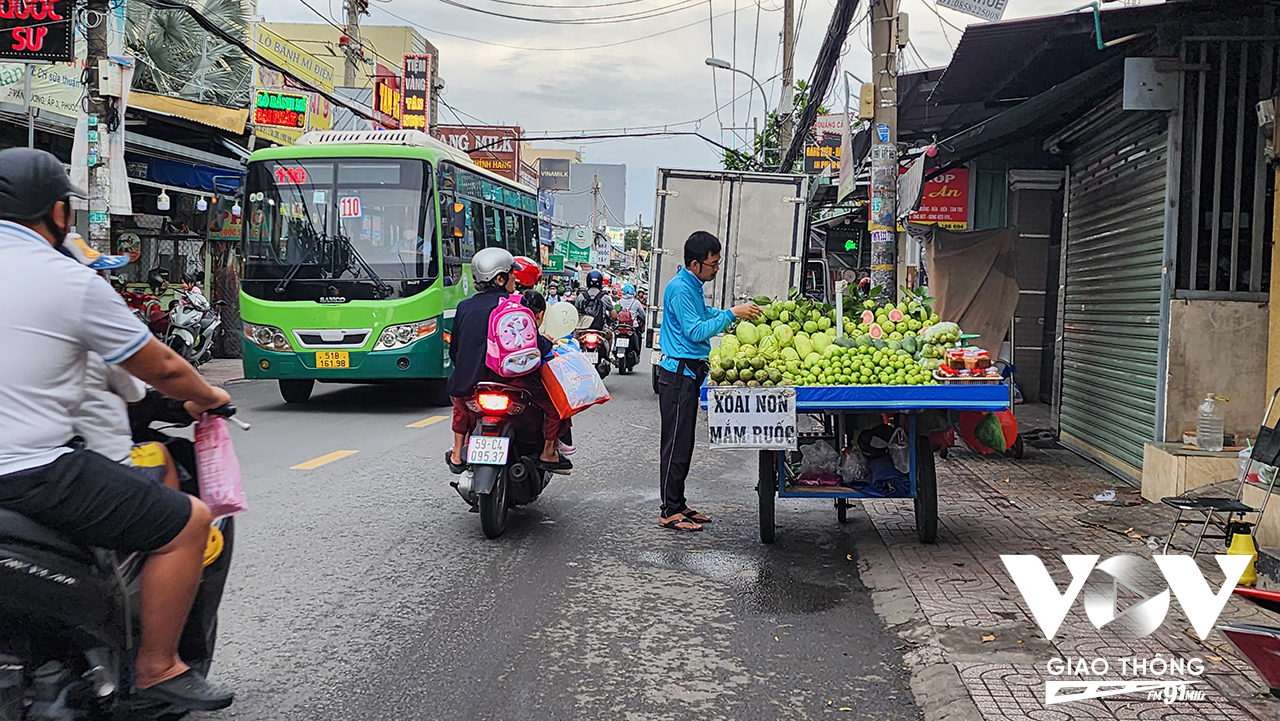 Tình trạng xe tự chế, xe 3, 4 bánh mua bán hàng rong trên tuyến đường Lê Văn Lương, Phước Kiển, Nhà Bè, TP.HCM.