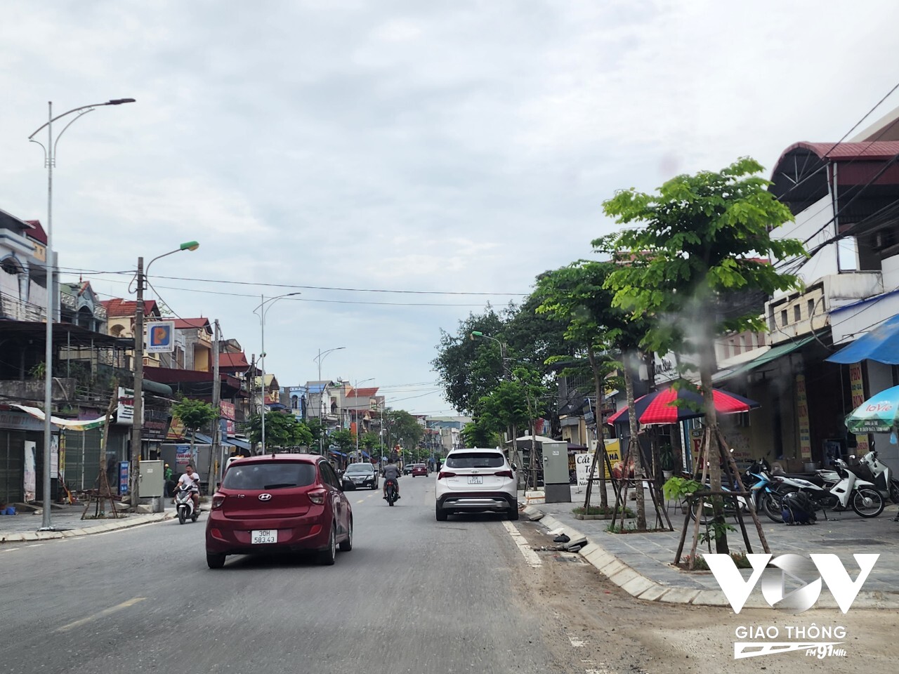 Dự án cải tạo, chỉnh trang lại vỉa hè, hệ thống thoát nước, hạ ngầm hệ thống điện chiếu sáng trên QL21B đoạn qua thị trấn Vân Đình có tổng chiều dài gần 2km, đến nay tiến độ đạt trên 9