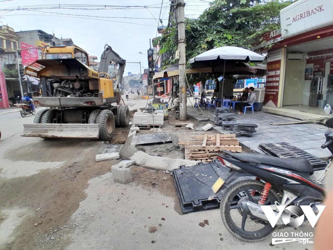 Một số hạng mục còn lại chủ yếu là vướng chân cột điện, hố ga chờ hạ ngầm hệ thống lưới điện và cáp quang sẽ lát nốt vỉa hè