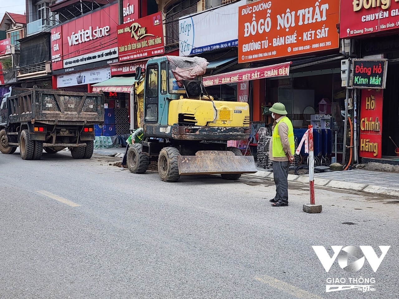 Tại những vị trí có máy xúc hoạt động nhà thầu đã bố trí nhân sự cảnh giới an toàn và điều tiết giao thông