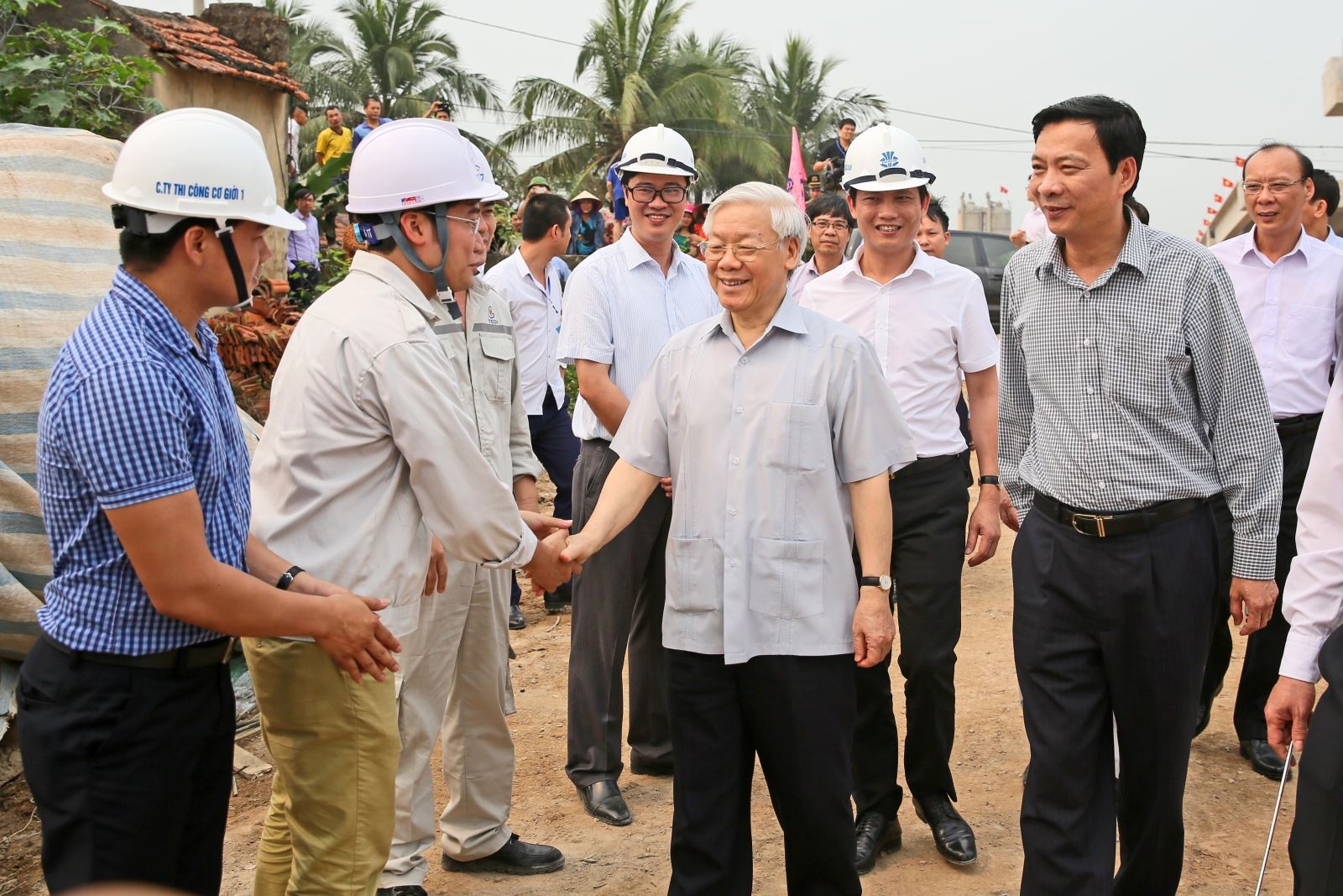 Tổng Bí thư Nguyễn Phú Trọng thăm, động viên đơn vị thi công cầu Sông Chanh thuộc dự án Cao tốc Hạ Long- Hải Phòng năm 2016. Ảnh: quangninh.gov,vn