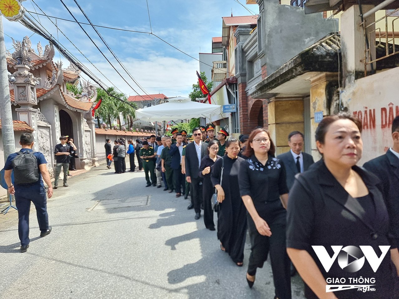 Tại làng Lại Đà - quê hương Tổng Bí thư, hơn 10h, dòng người xếp hàng đợi viếng vẫn rất đông. (Ảnh: Hải Bằng)