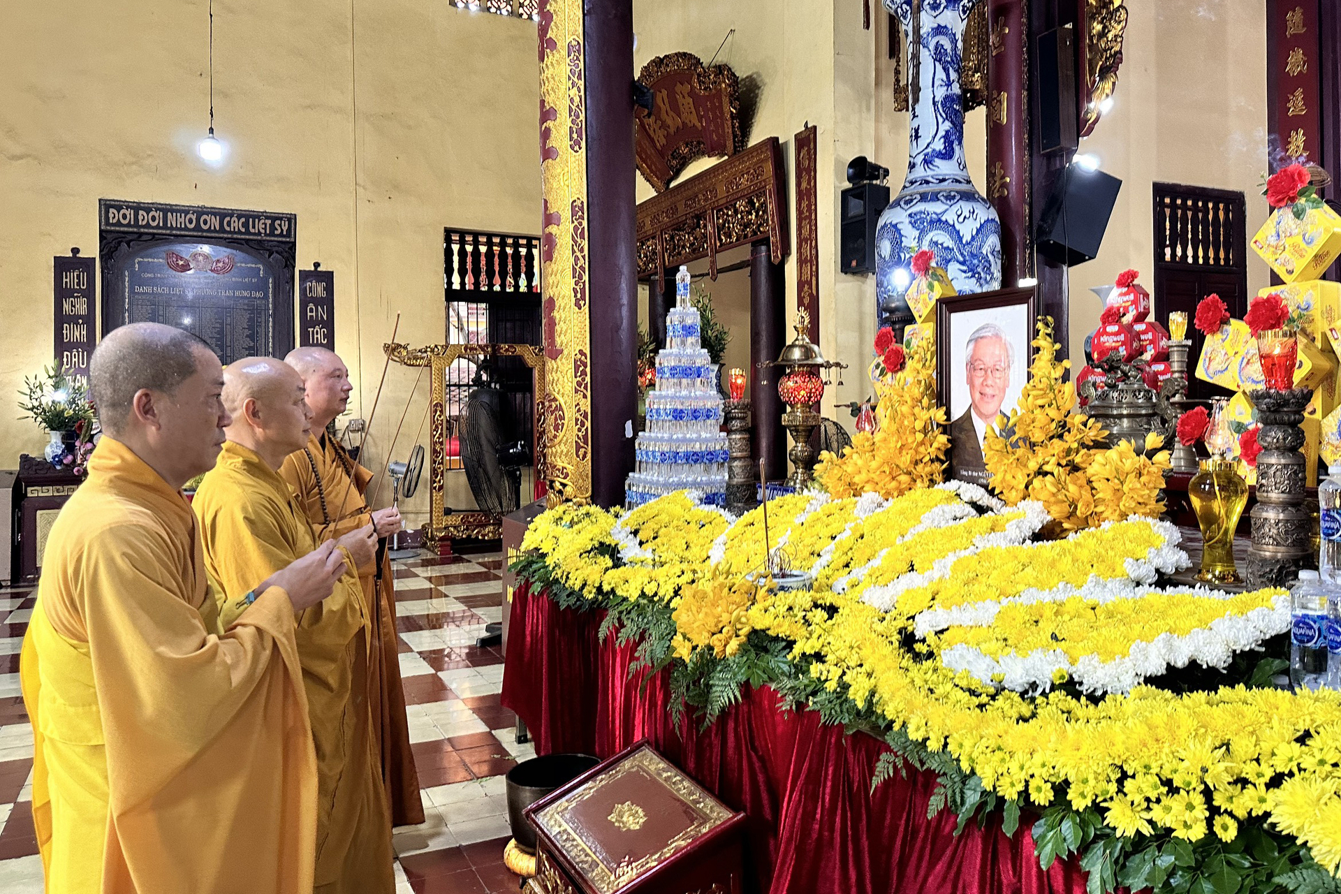 Tại chùa Quán Sứ, Hà Nội, từ 7h các sư thầy đánh chuông bắt đầu lễ thắp hương tưởng nhớ Tổng bí thư Nguyễn Phú Trọng. (Ảnh: Gia Chính)