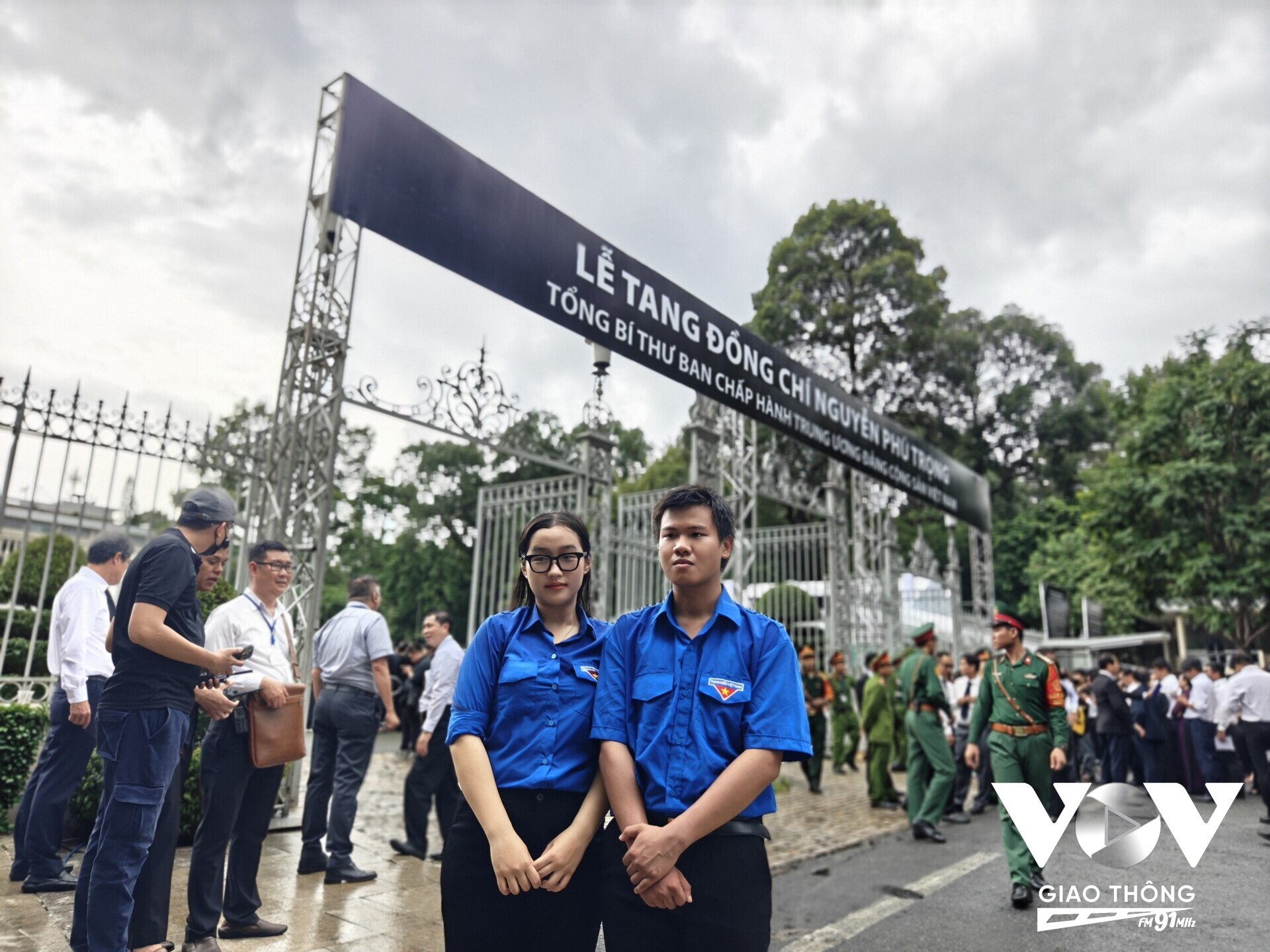 Anh Lê Xuân Thắng đến từ Đồng Nai ra TP.HCM viếng Tổng Bí Thư Nguyễn Phú Trọng: “Nghe tin bác mất tôi rất buồn, tôi cảm kích vì bác đã cống hiến quá nhiều. Tôi nghĩ thời khắc này là thời khắc bác phải có để nghỉ ngơi và đây là thời khắc thiêng liêng nhất của một đời người. Sau buổi hôm nay, thật sự tôi cảm thấy Việt Nam mất mát quá lớn, bởi Tổng Bí thư Nguyễn Phú Trọng là một người rất là tài, chỉ mong rằng sau này sẽ có người được như Tổng Bí thư Nguyễn Phú Trọng”. (Ảnh: Huy Hoàng)