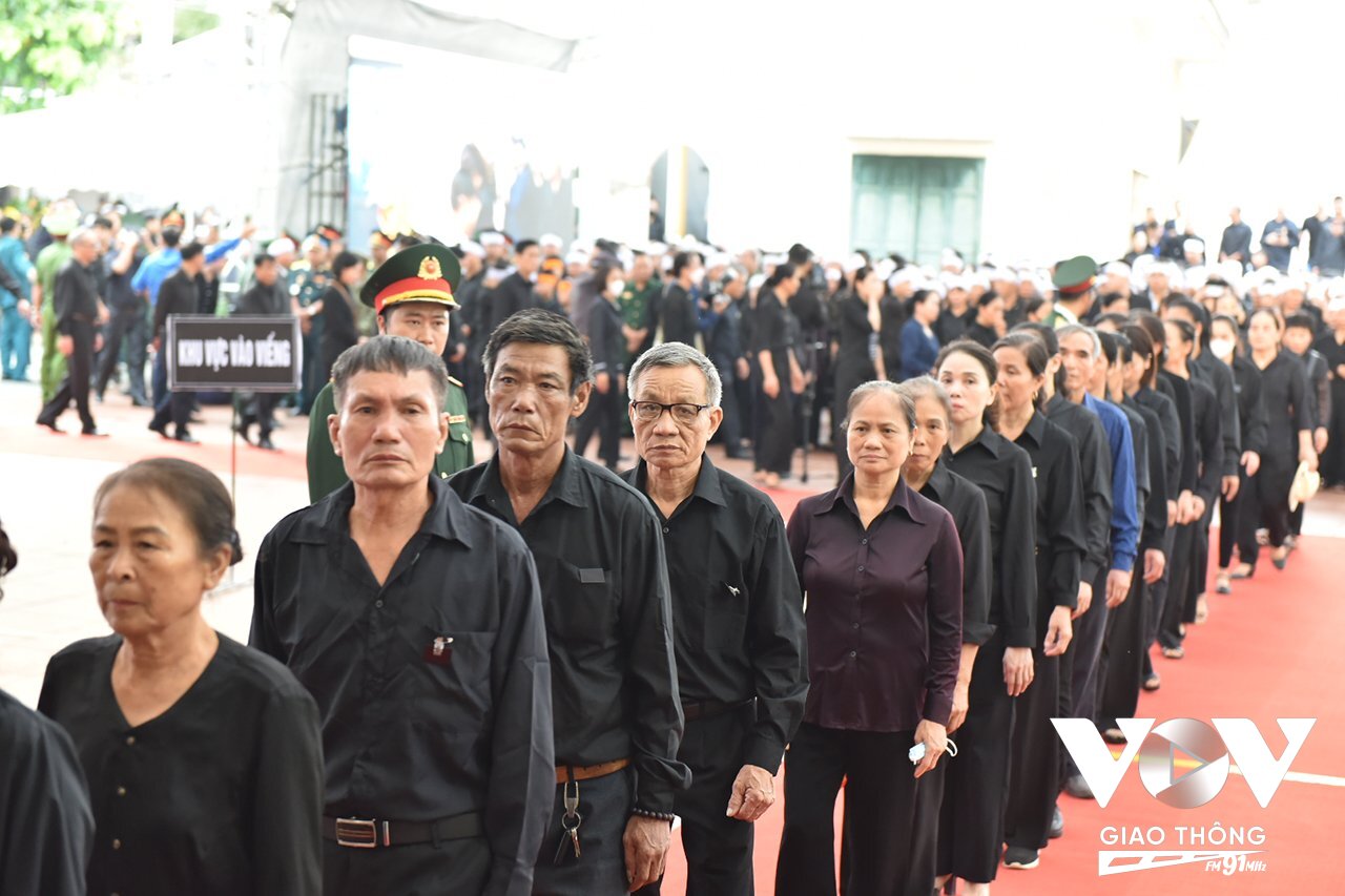 Dòng người vào viếng Tổng Bí thư Nguyễn Phú Trọng tại quê nhà làng Lại Đà, xã Đông Hội, huyện Đông Anh, Hà Nội (Ảnh: Hải Bằng)