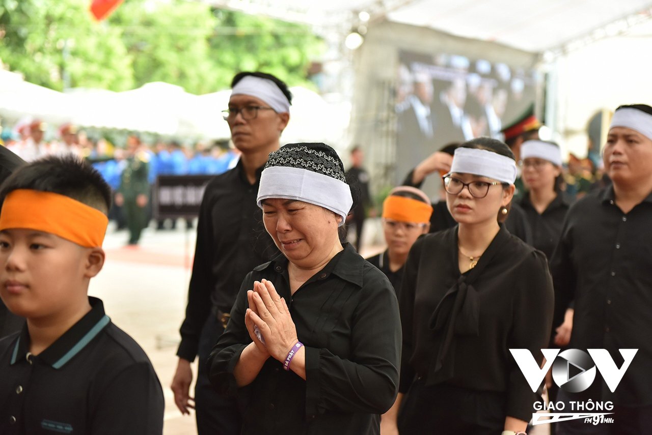 Nhiều người không kìm được nước mắt khi vào viếng Tổng Bí thư Nguyễn Phú Trọng (Ảnh: Hải Bằng)