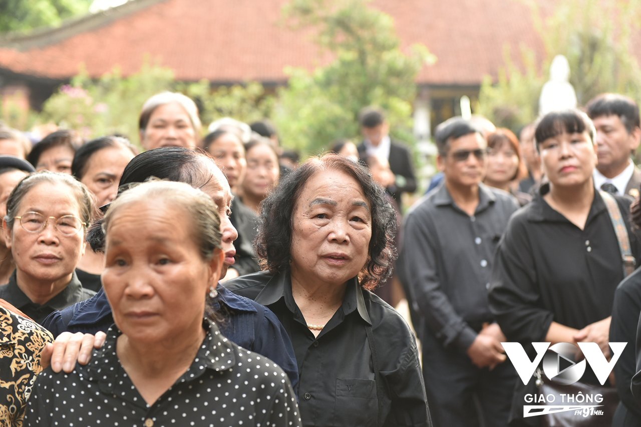 Tại làng Lại Đà (xã Đông Hội, huyện Đông Anh, Hà Nội), nhiều đoàn đã có mặt để chờ vào viếng (Ảnh: Hải Bằng)