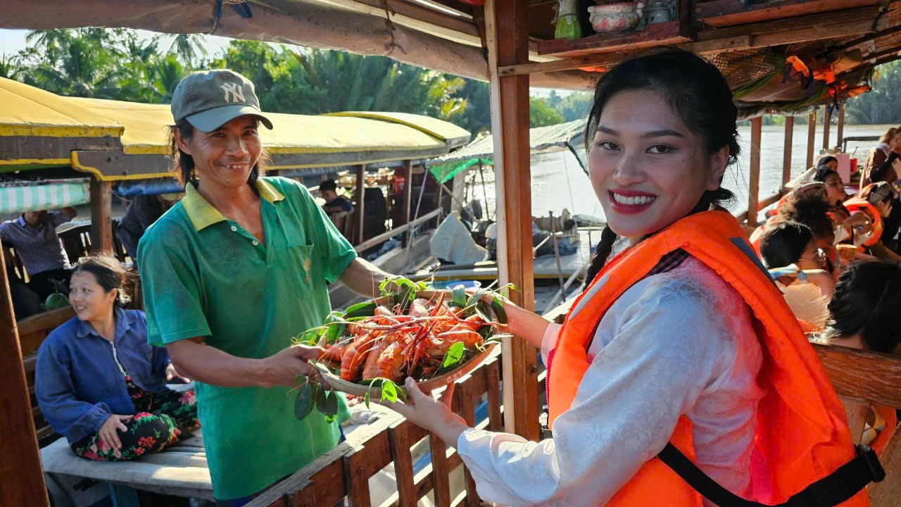 Du khách thưởng thức các món ăn đặc sản tươi sống dưới thuyền