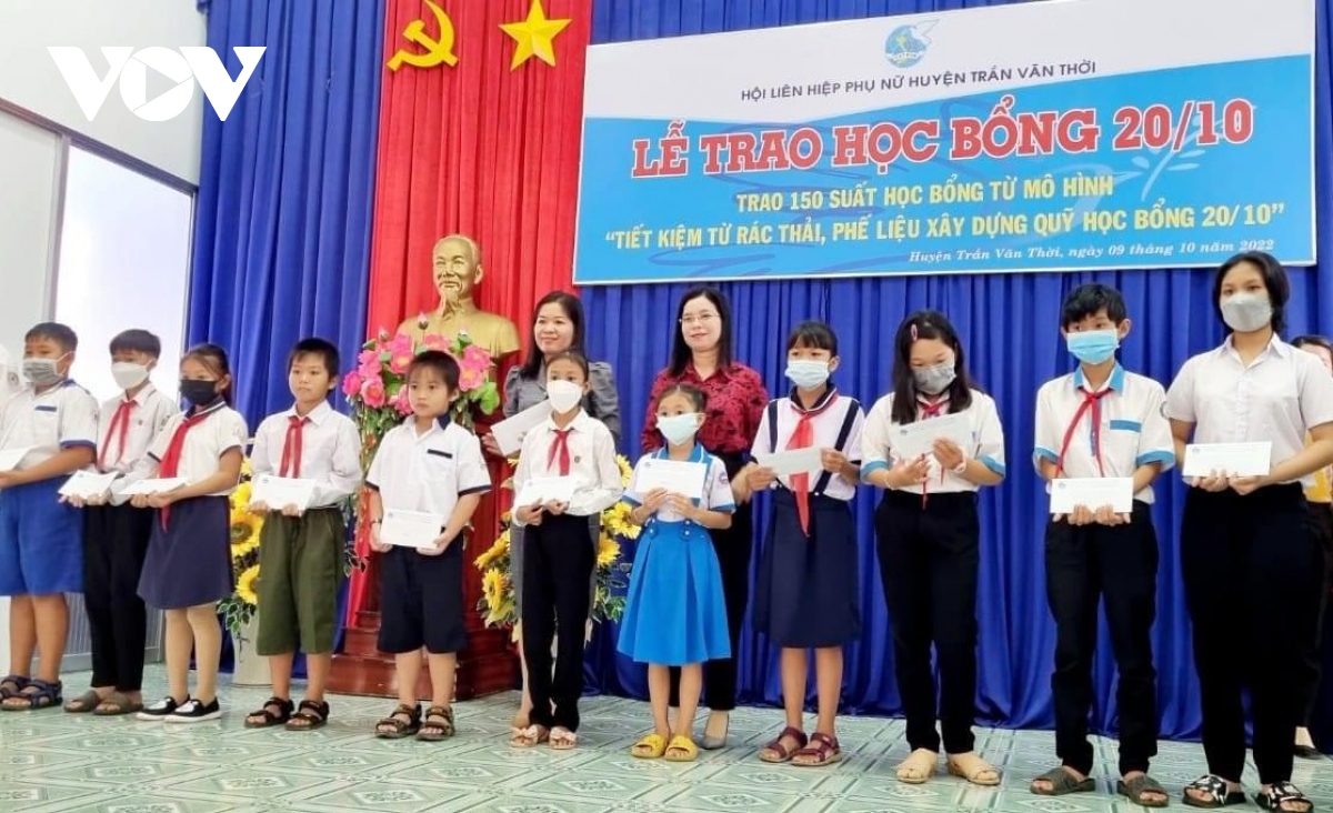 Bà Nguyễn Thị Thùy Linh ( áo đỏ) trong một hoạt động trao học bổng từ quỹ học bổng 20/10 do Hội LHPN huyện Trần Văn Thời thành lập