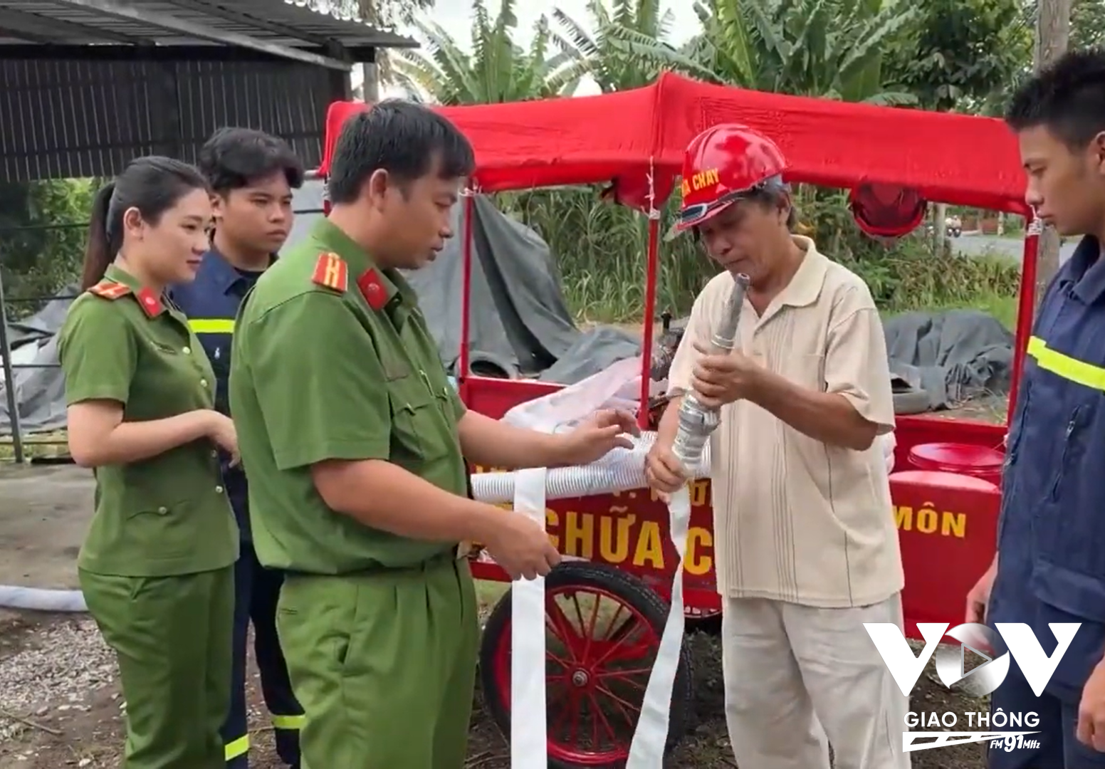 Lực lượng công an đang hỗ trợ tập huấn chuyên môn cho chú Hai Ri