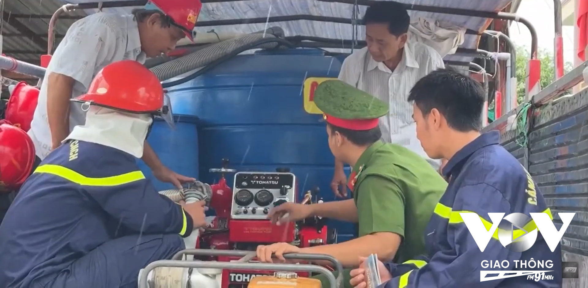 Chú Hai Ri và lực lượng PCCC quận Ô Môn vận hành thử xe chữa cháy 'tự chế' của Đội chữa cháy tình nguyện phường Thới An