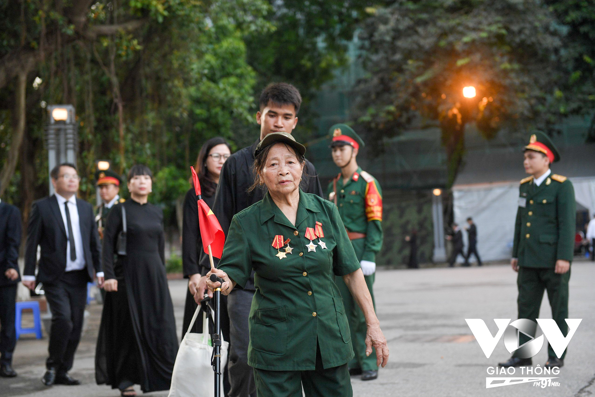 Một cựu Thanh niên Xung phong vào viếng Tổng Bí thư Nguyễn Phú Trọng.