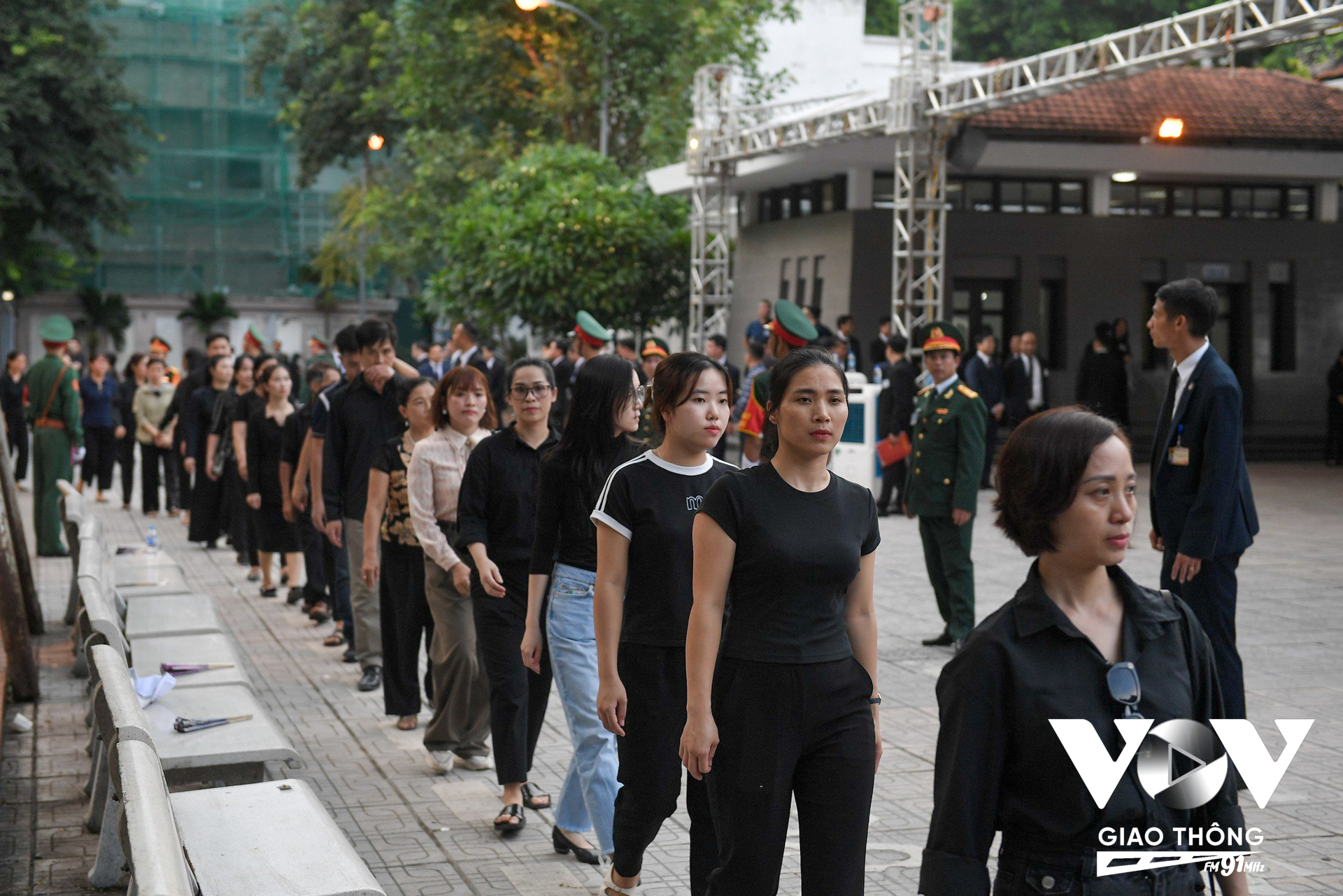 Dòng người xếp hàng phía trong sân Nhà tang lễ Quốc gia số 5, phố Trần Thánh Tông, thành phố Hà Nội.