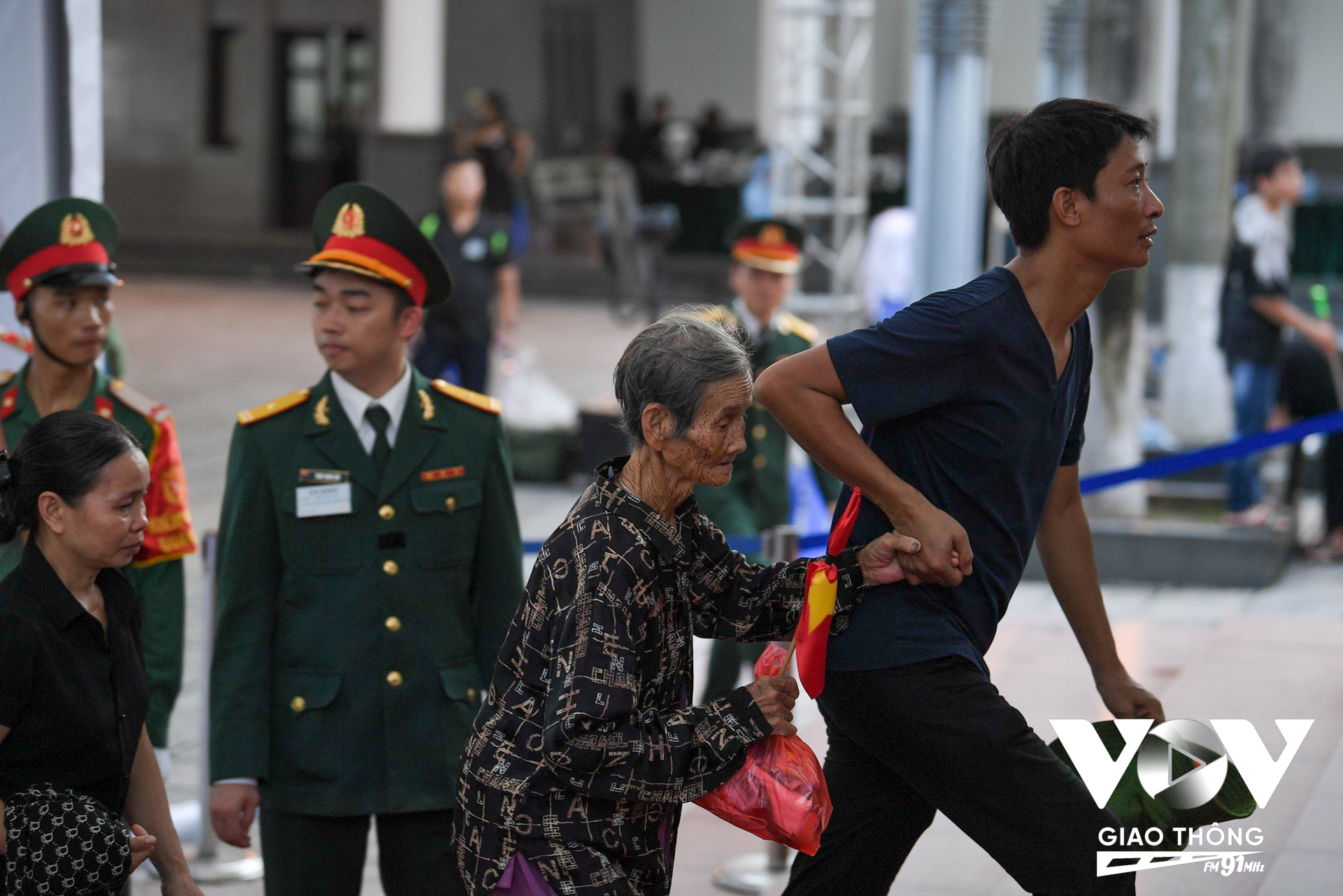 Bên trong nhà tang lễ, các cụ già, người khuyết tật được lực lượng quân đội hỗ trợ, ưu tiên vào viếng trước.