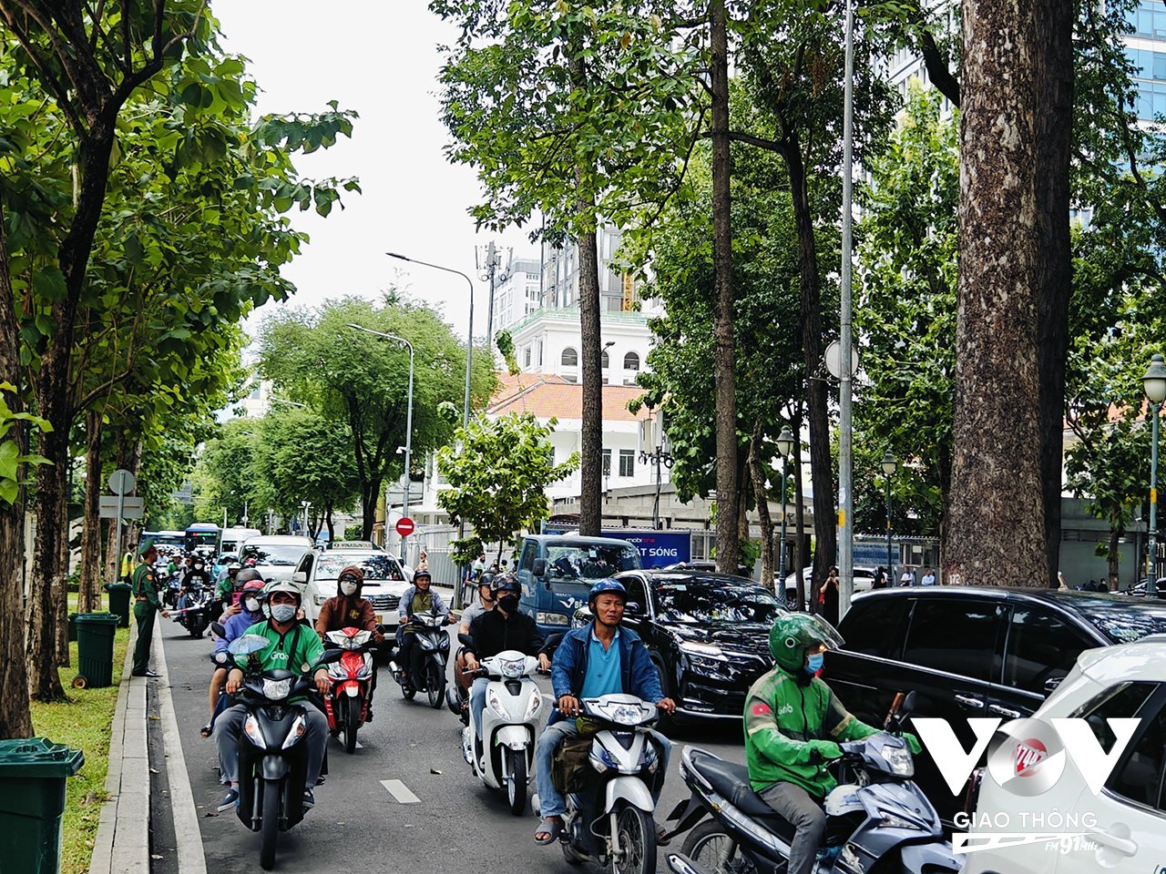 Mật độ phương tiện trên đường Nam Kỳ Khởi Nghĩa đoạn gần Hội trường Thống Nhất tương đối đông đúc nhưng ổn định với sự điều tiết hỗ trợ của lực lượng chức năng. (Ảnh: Huy Hoàng)