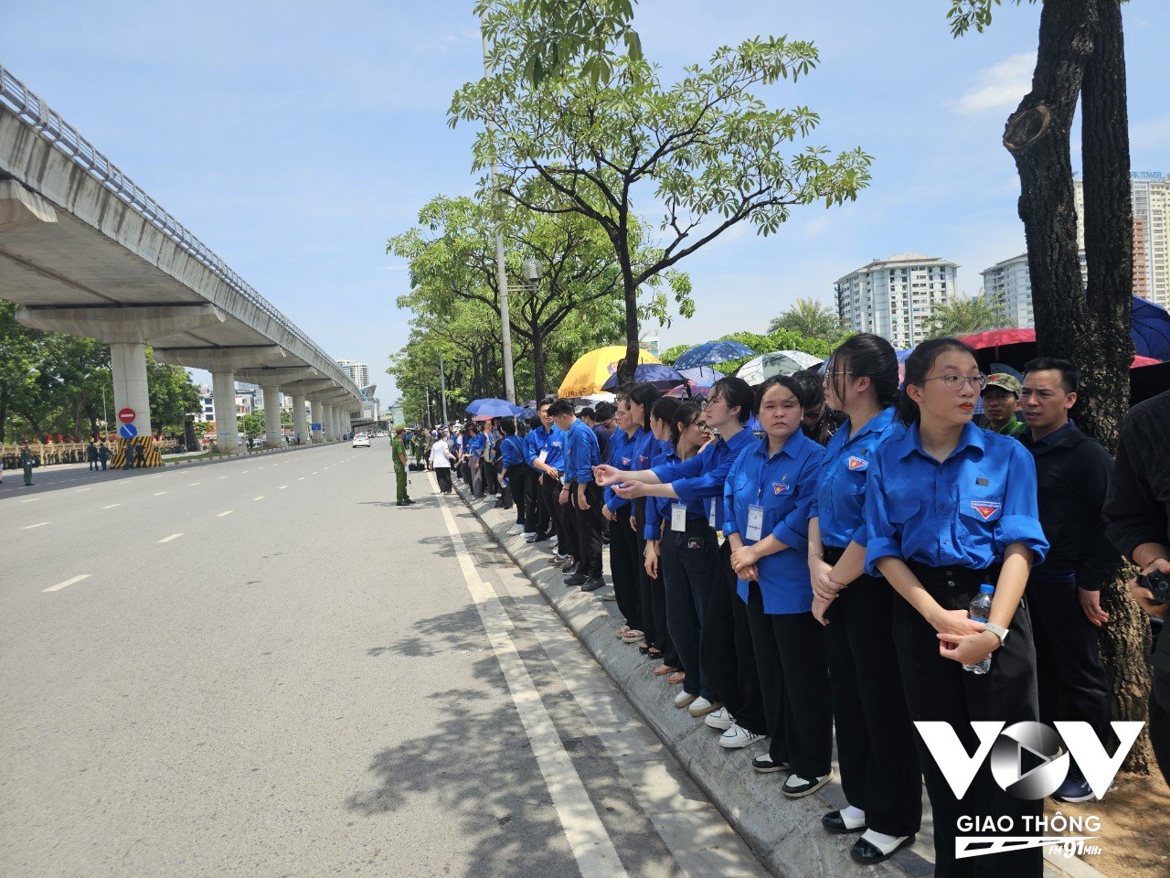 Rất đông người dân đứng chờ trước cổng nghĩa trang Mai Dịch. (Ảnh: Hải Hưng)