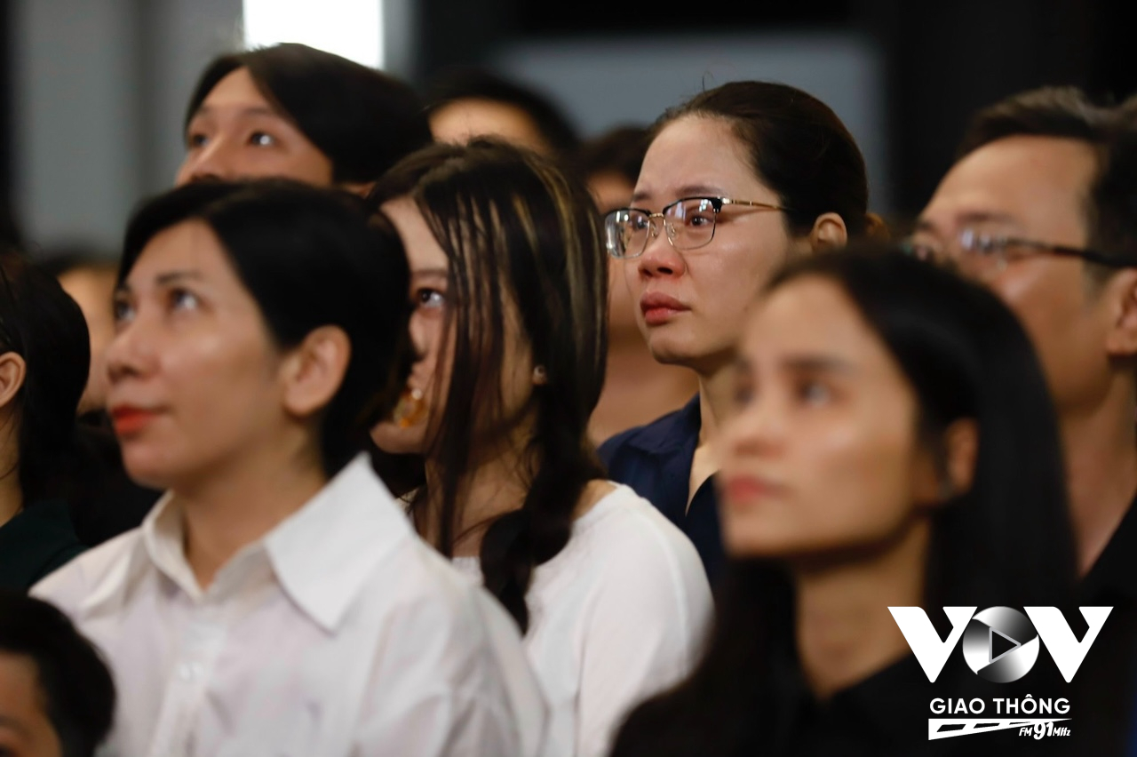 Những người dân cuối cùng vào Hội trường Thống Nhất viếng Tổng bí thư Nguyễn Phú Trọng. (Ảnh: Phan Nhơn)