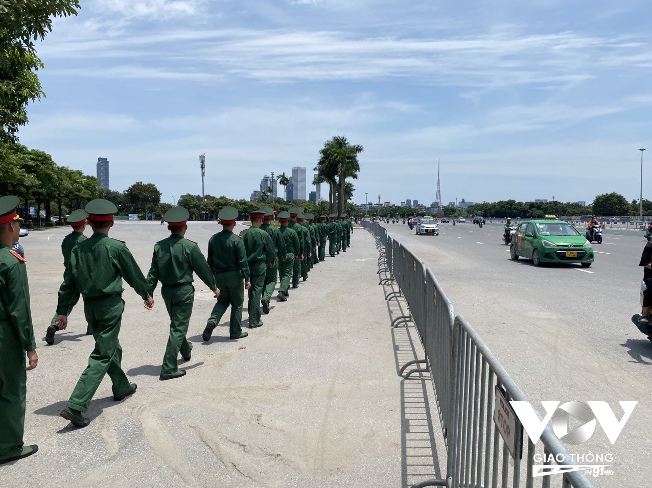 Tại đường Lê Quang Đạo, đường Lê Đức Thọ, các lực lượng chức năng đã tiến hành rào chắn các điểm giao cắt và bố trí người đứng dọc suốt tuyến đường. (Ảnh: Khắc Chính)