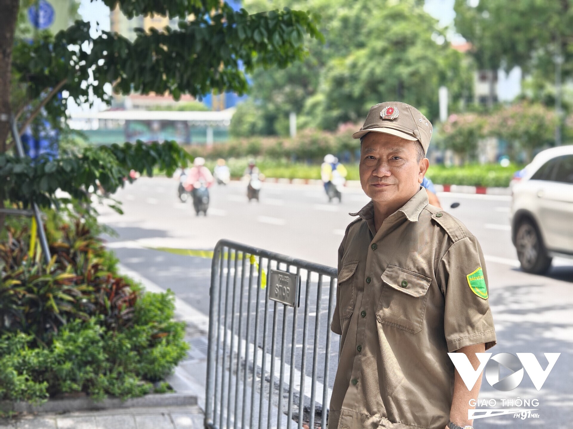 'Tôi mong Tổng Bí thư yên nghỉ, và linh hồn của Tổng Bí thư sẽ phù hộ cho dân tộc, đất nước mình ngày càng thịnh vượng', ông Hùng - bảo vệ dân phố làm nhiệm vụ đảm bảo an ninh trật tự dọc lộ trình linh xa đi qua chia sẻ. (Ảnh: Chu Đức)