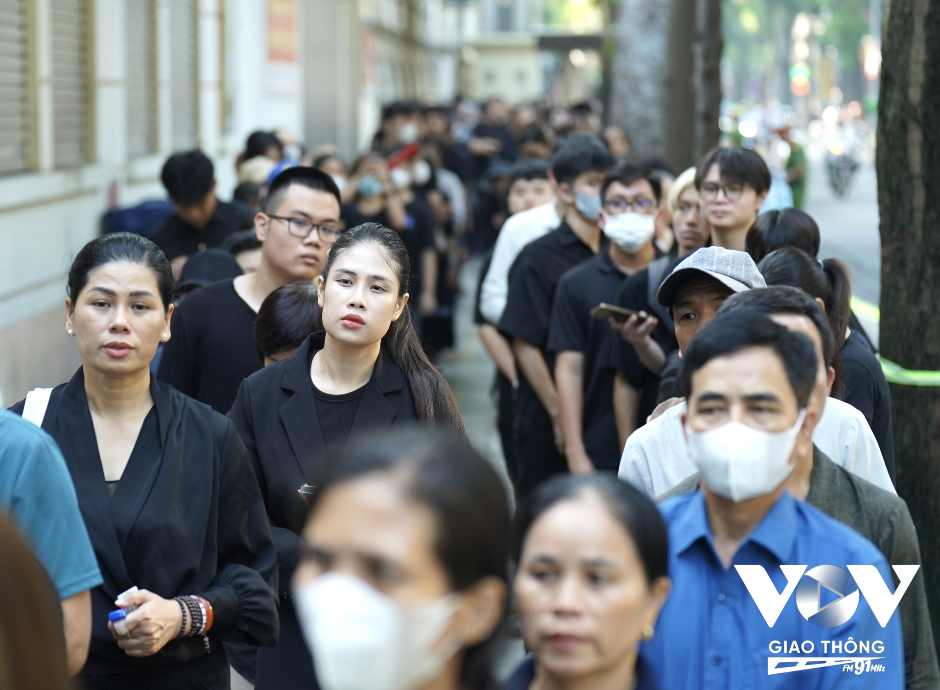 Nhiều người vẫn kiên nhẫn xếp hàng từ sáng sớm để đợi tới lượt vào viếng (Ảnh: Hải Bằng)