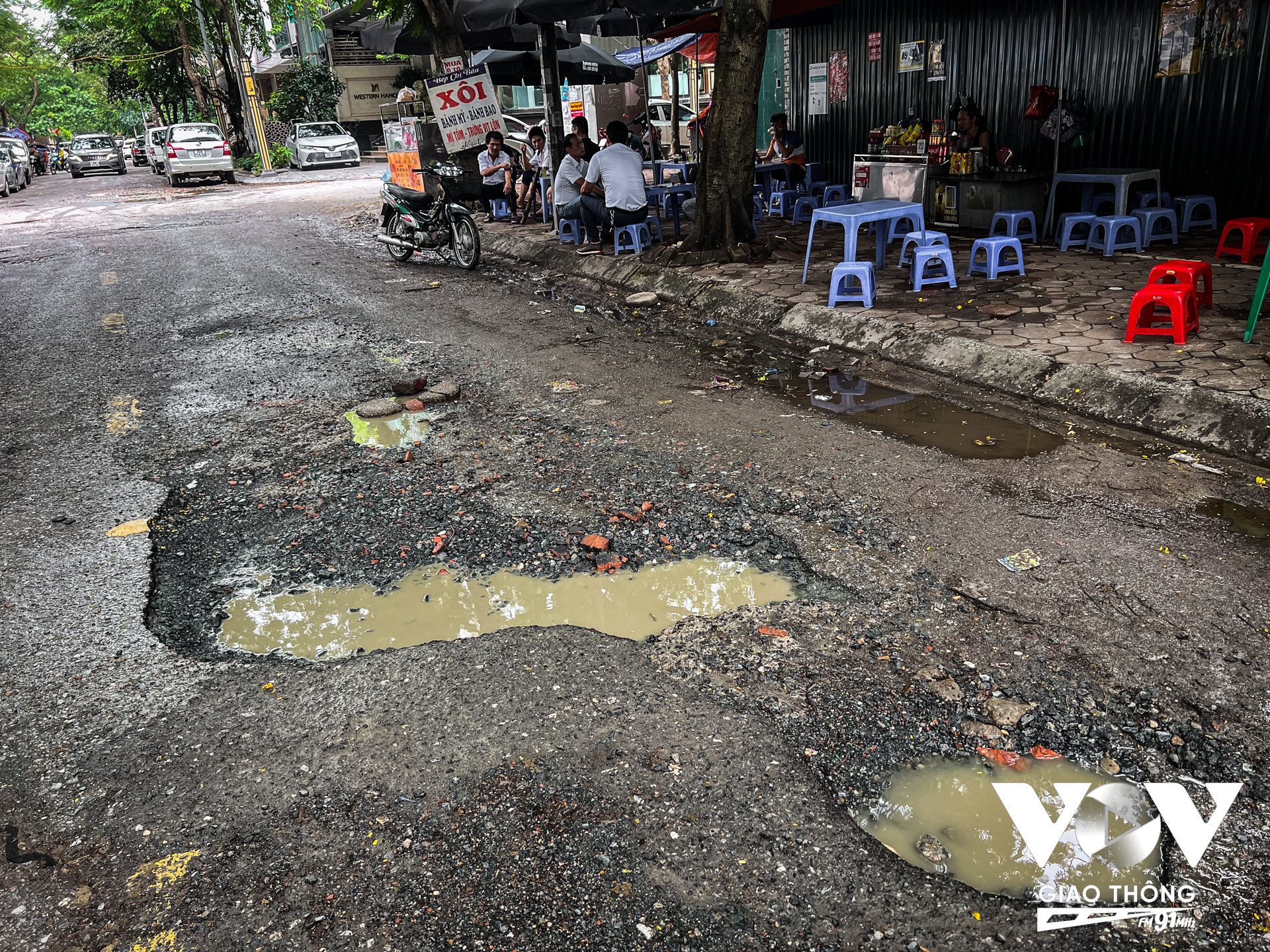 Người dân phải xếp gạch, rải sỏi vào các ổ voi này đề phòng tai nạn cho người đi đường