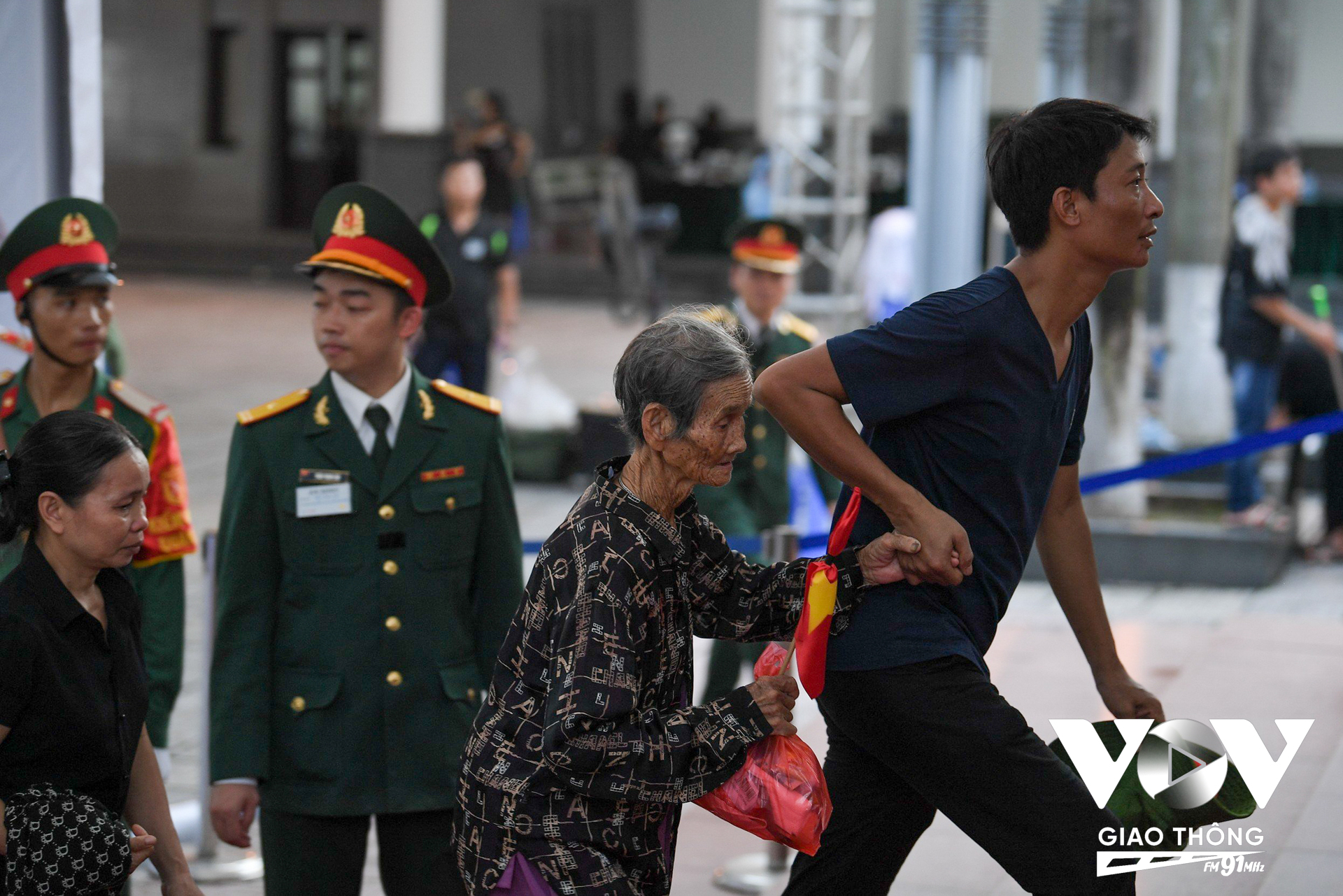 Bên trong nhà tang lễ, các cụ già, người khuyết tật được lực lượng quân đội hỗ trợ, ưu tiên vào viếng trước